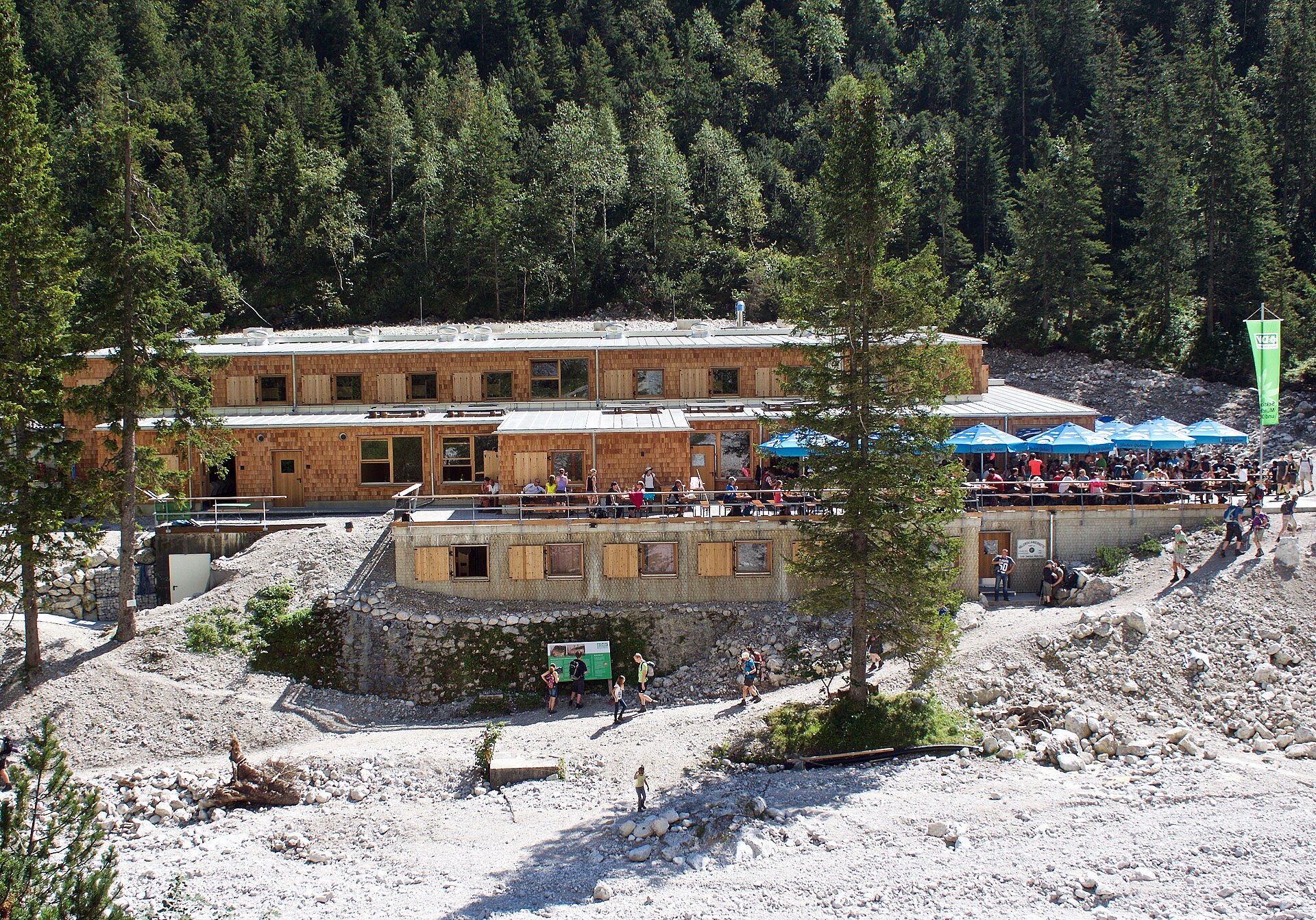 Höllentalangerhütte below the Wetterstein walls