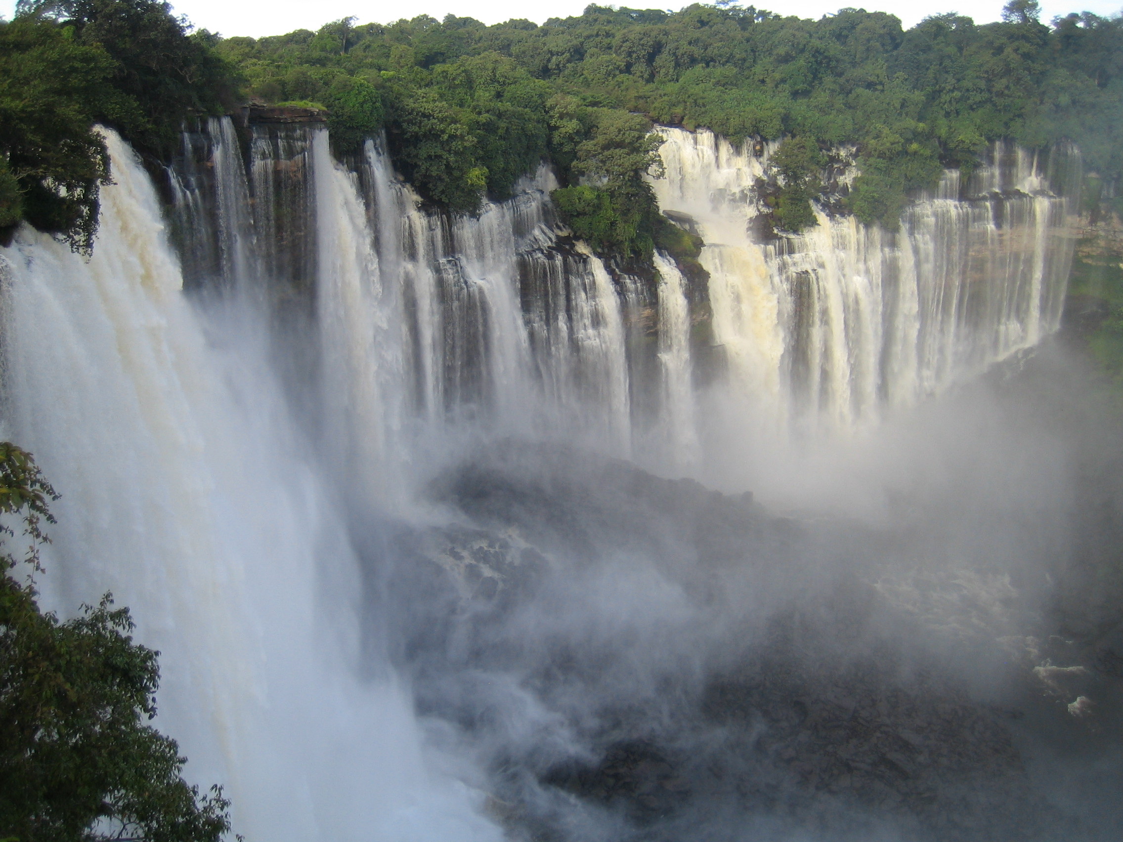 Vue de face des chutes de Kalandula plongeant sur le Lucala