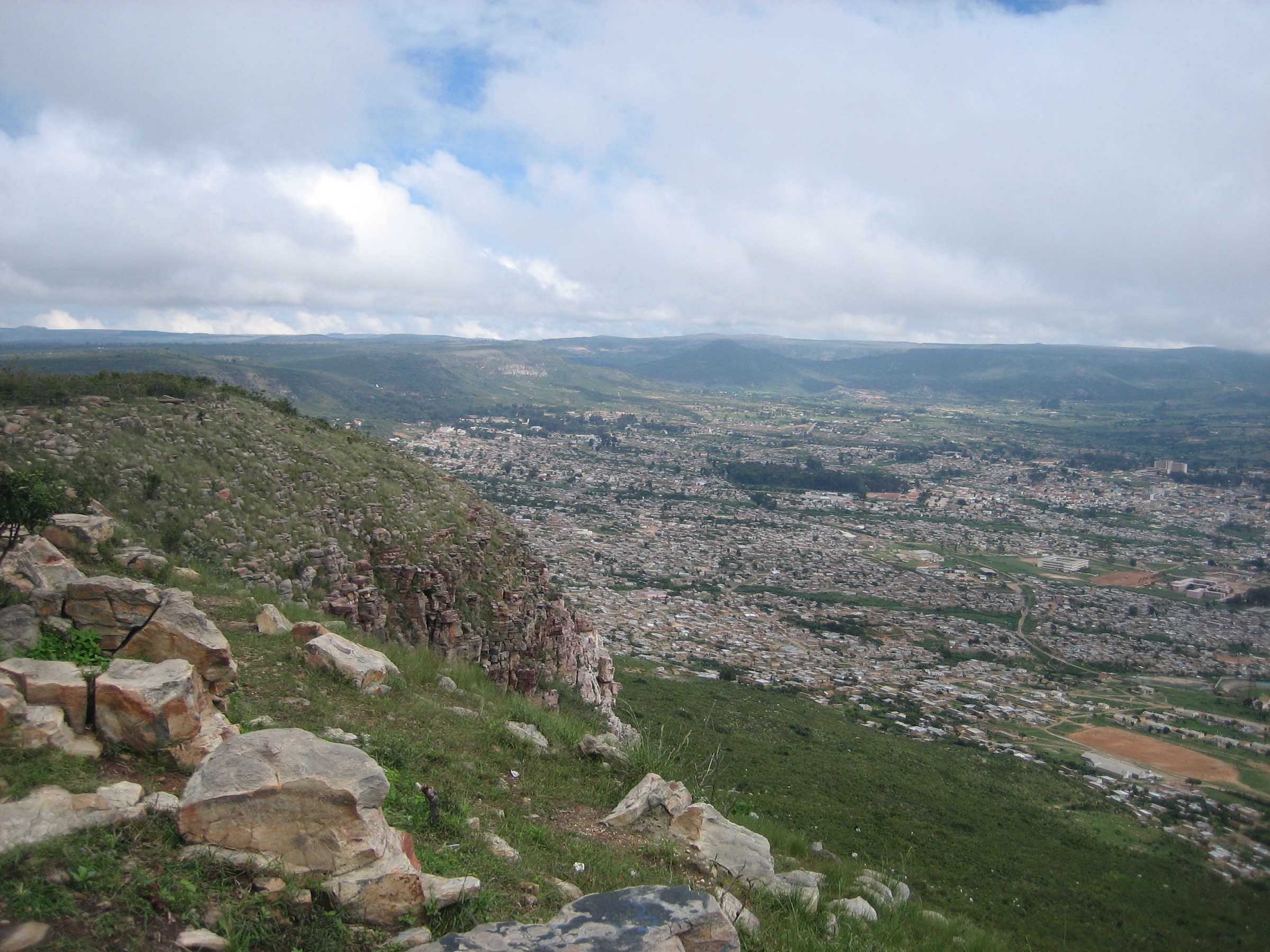 Vue aérienne de Lubango sur le plateau de Huíla — image représentative de l'intérieur du plateau et de la savane environnante