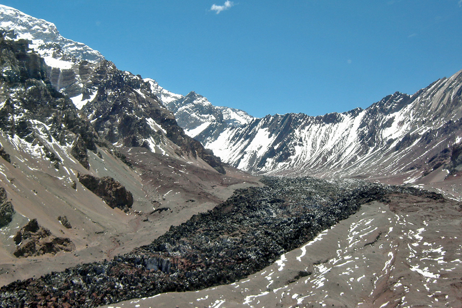 Vue aérienne du Horcones Inferior / glacier de l'Aconcagua