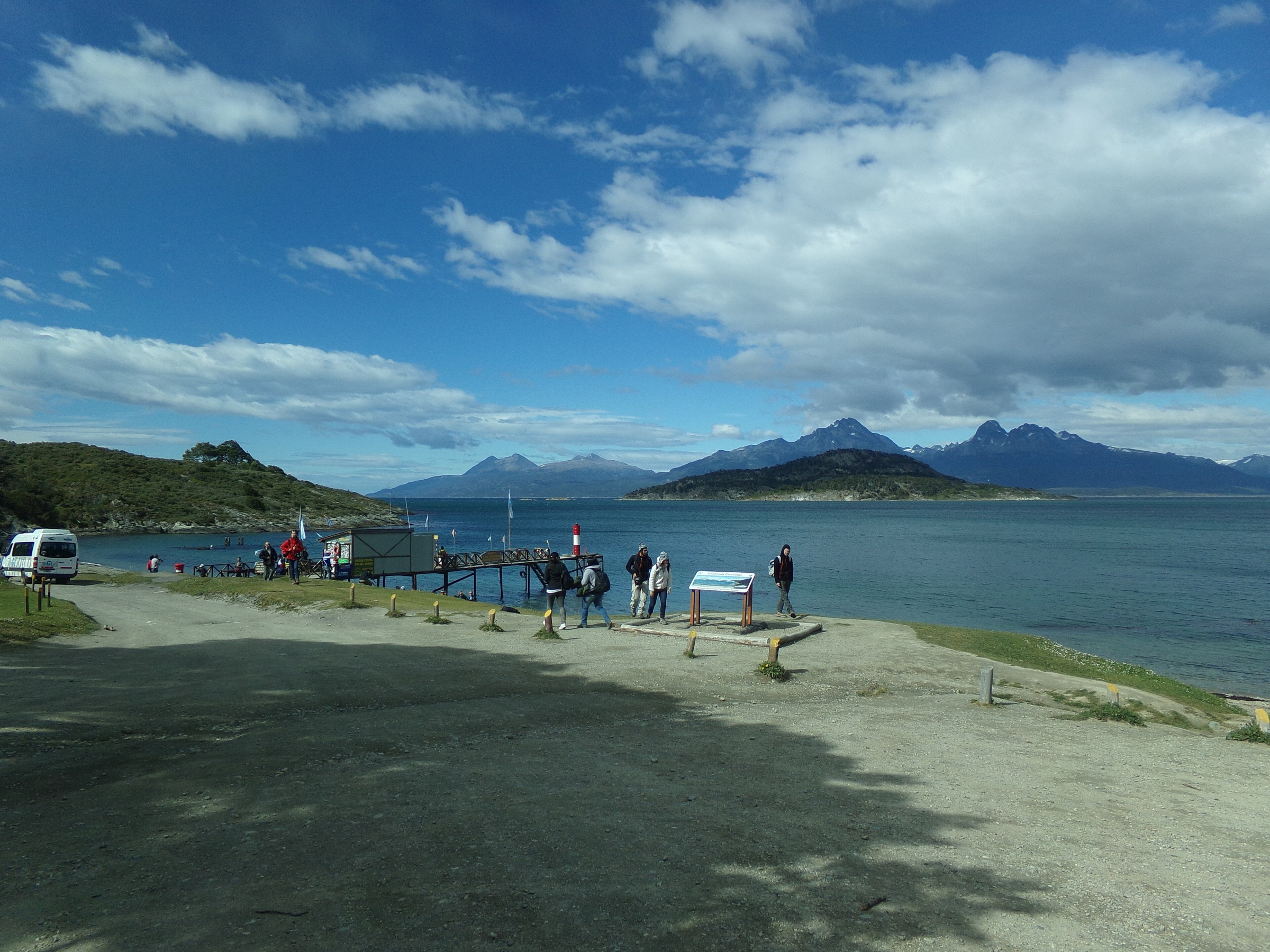 La Bahía Ensenada Zaratiegui sur le canal Beagle avec Puerto Guaraní et l'Isla Redonda