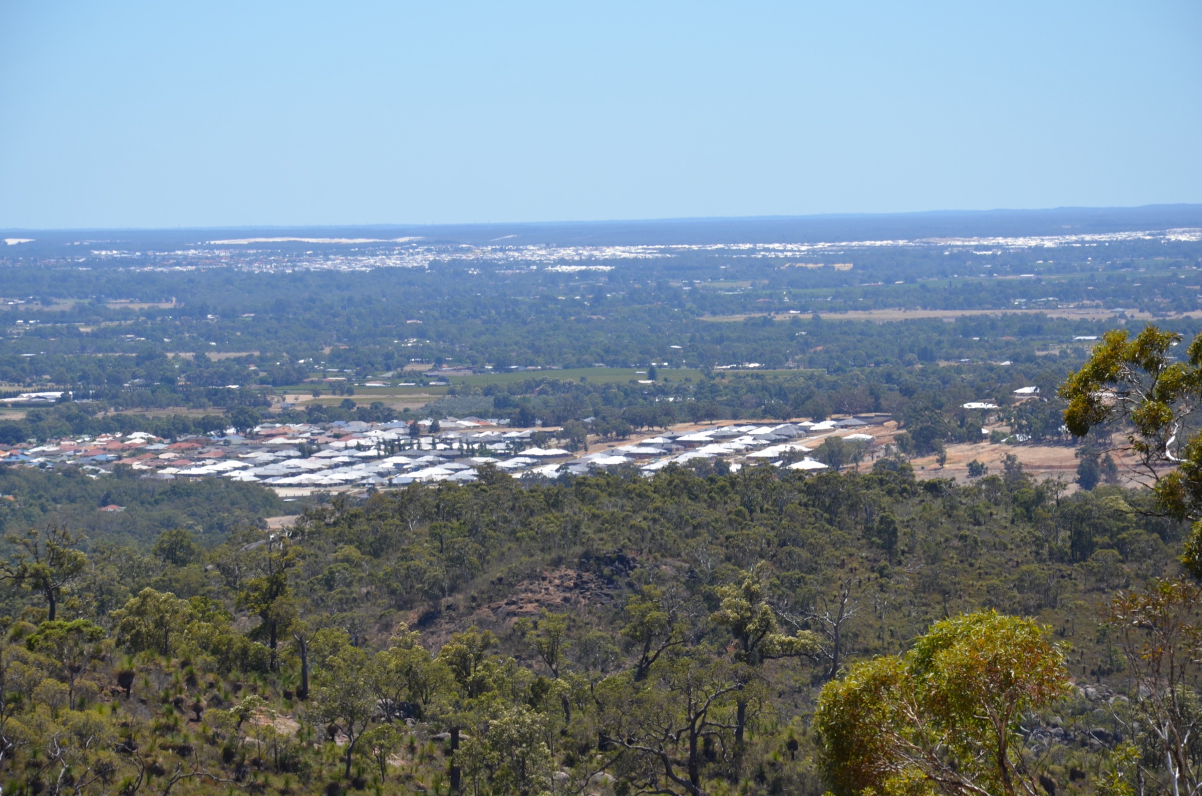 Vue depuis le Darling Scarp au-dessus du parc national de John Forrest à travers la Swan Coastal Plain