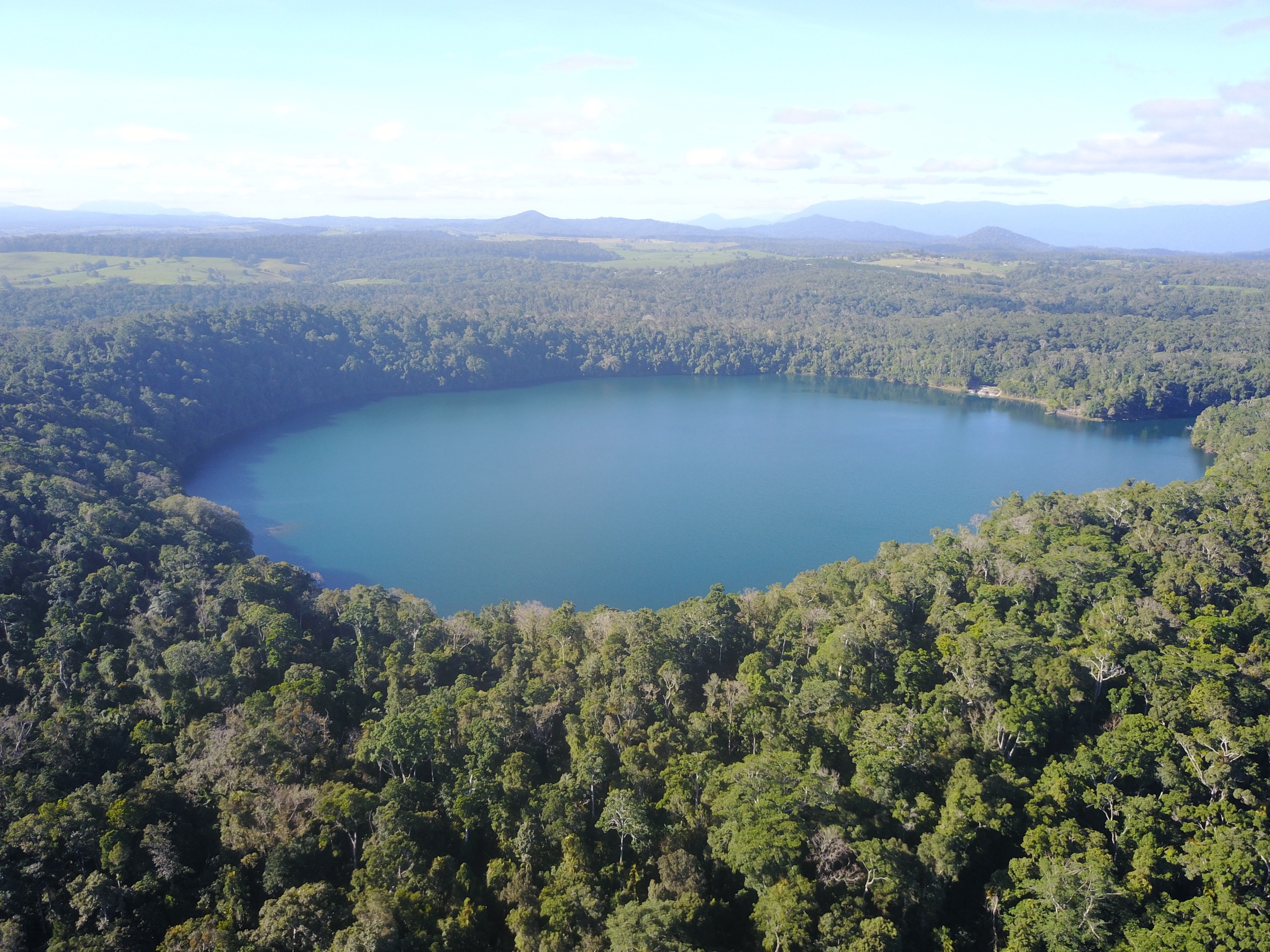 Lac de cratère Lake Eacham (Yidyam) dans le Crater Lakes National Park