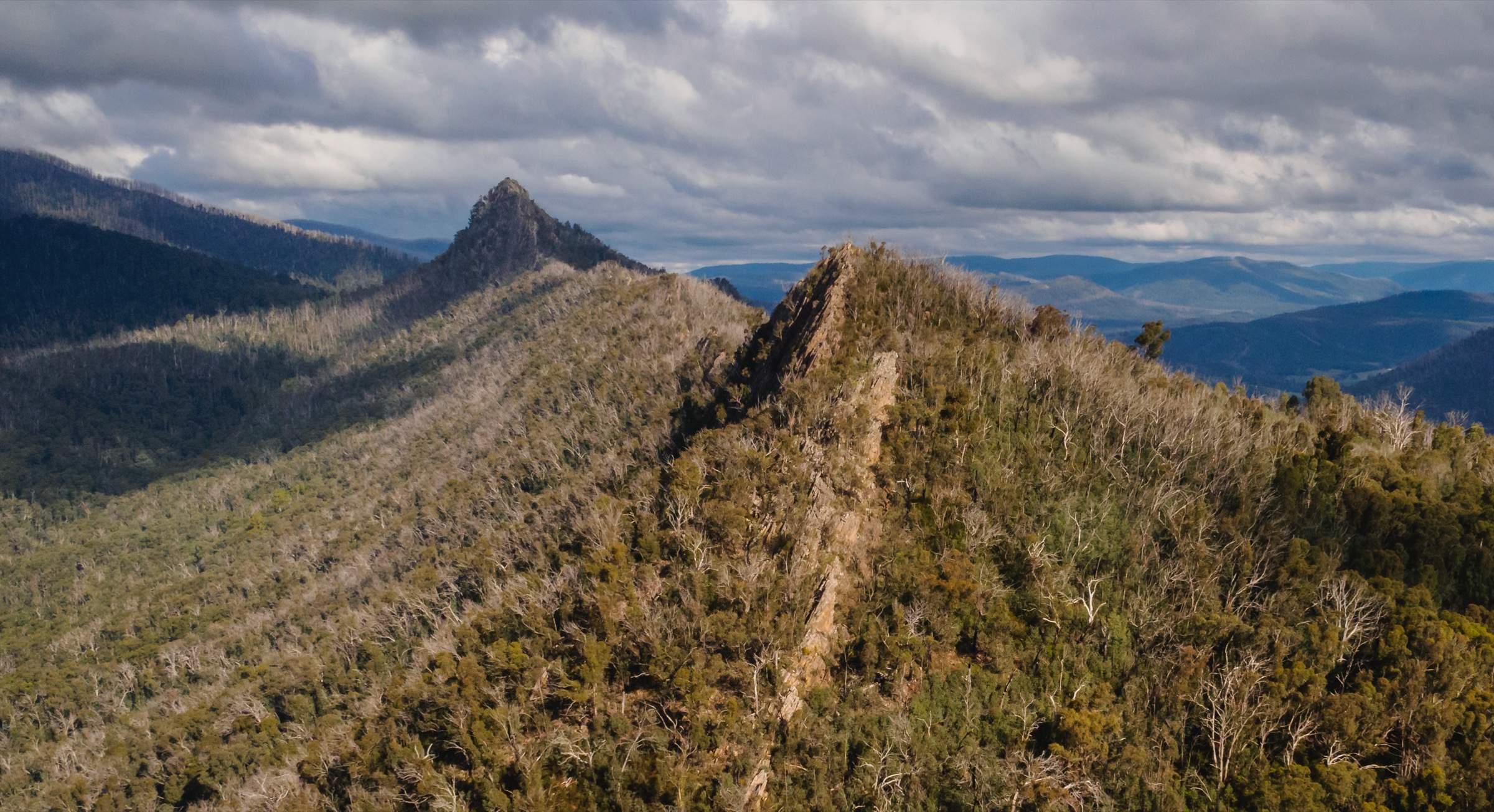 Sugarloaf Peak et la Cathedral Range sud sous les nuages