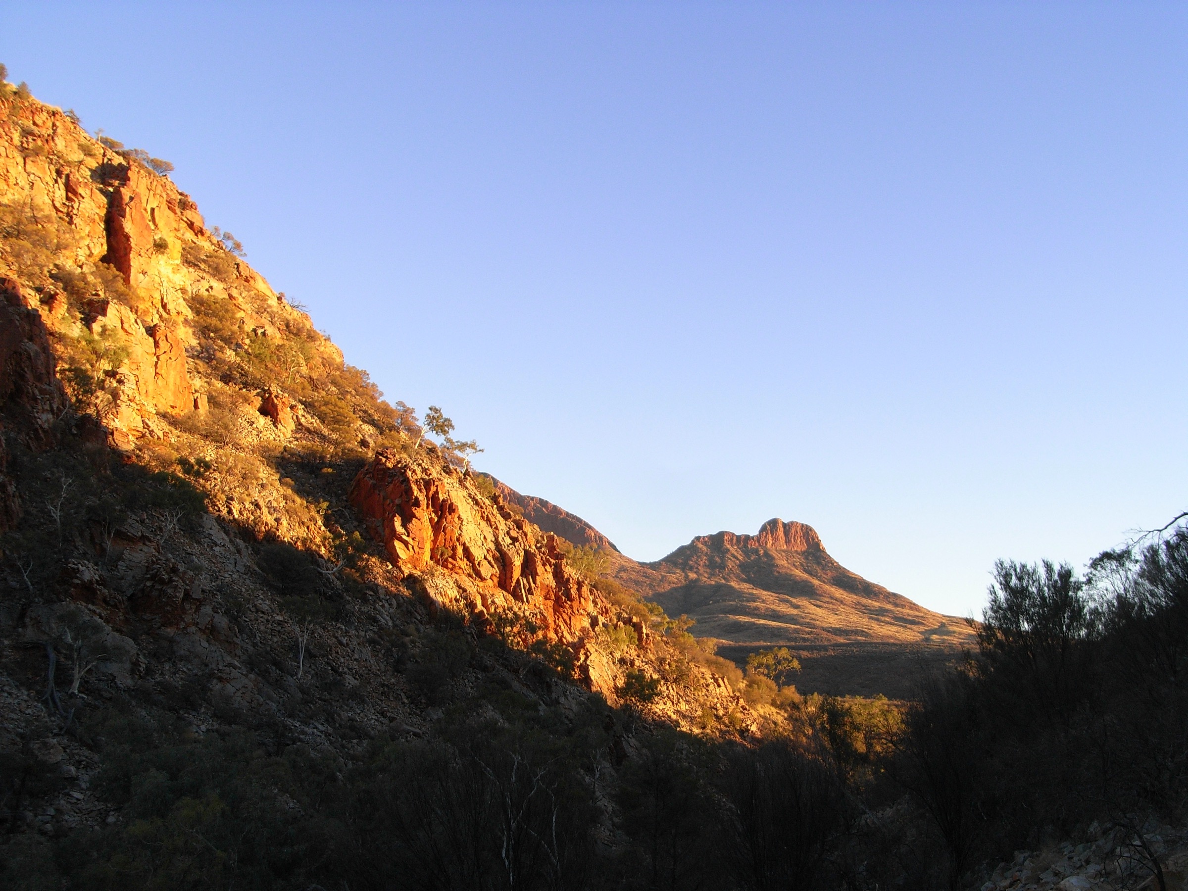 Mt Sonder vu depuis Rocky Bar Gap sur la Section 11 du Larapinta Trail, West MacDonnell Ranges