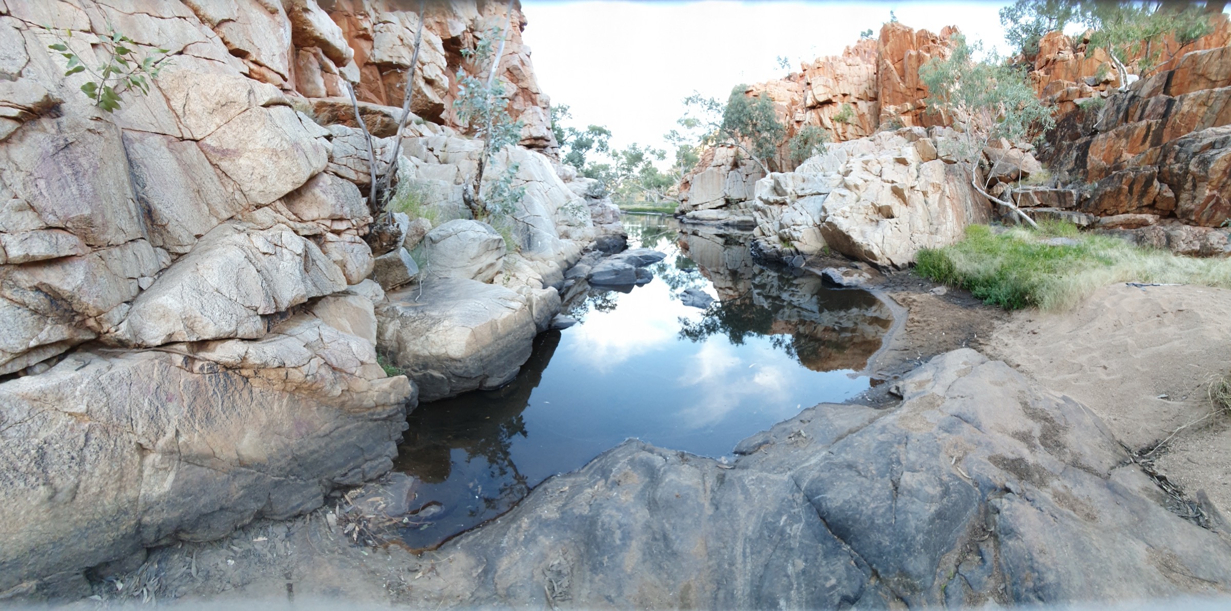 Point d'eau de Fish Hole sur l'itinéraire bas de la Section 3 du Larapinta Trail entre Jay Creek et Standley Chasm