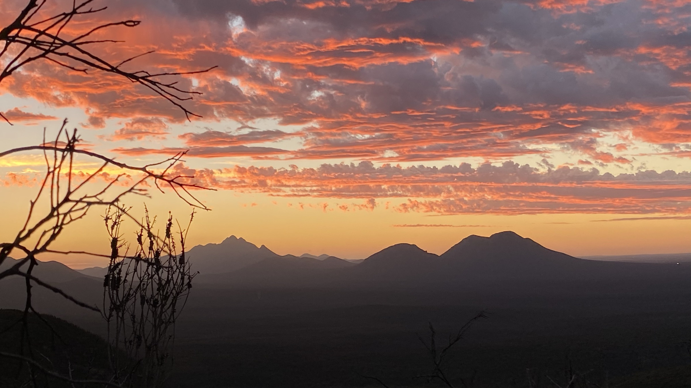 Bluff Knoll et les sommets orientaux dont Ellen Peak, vus du nord