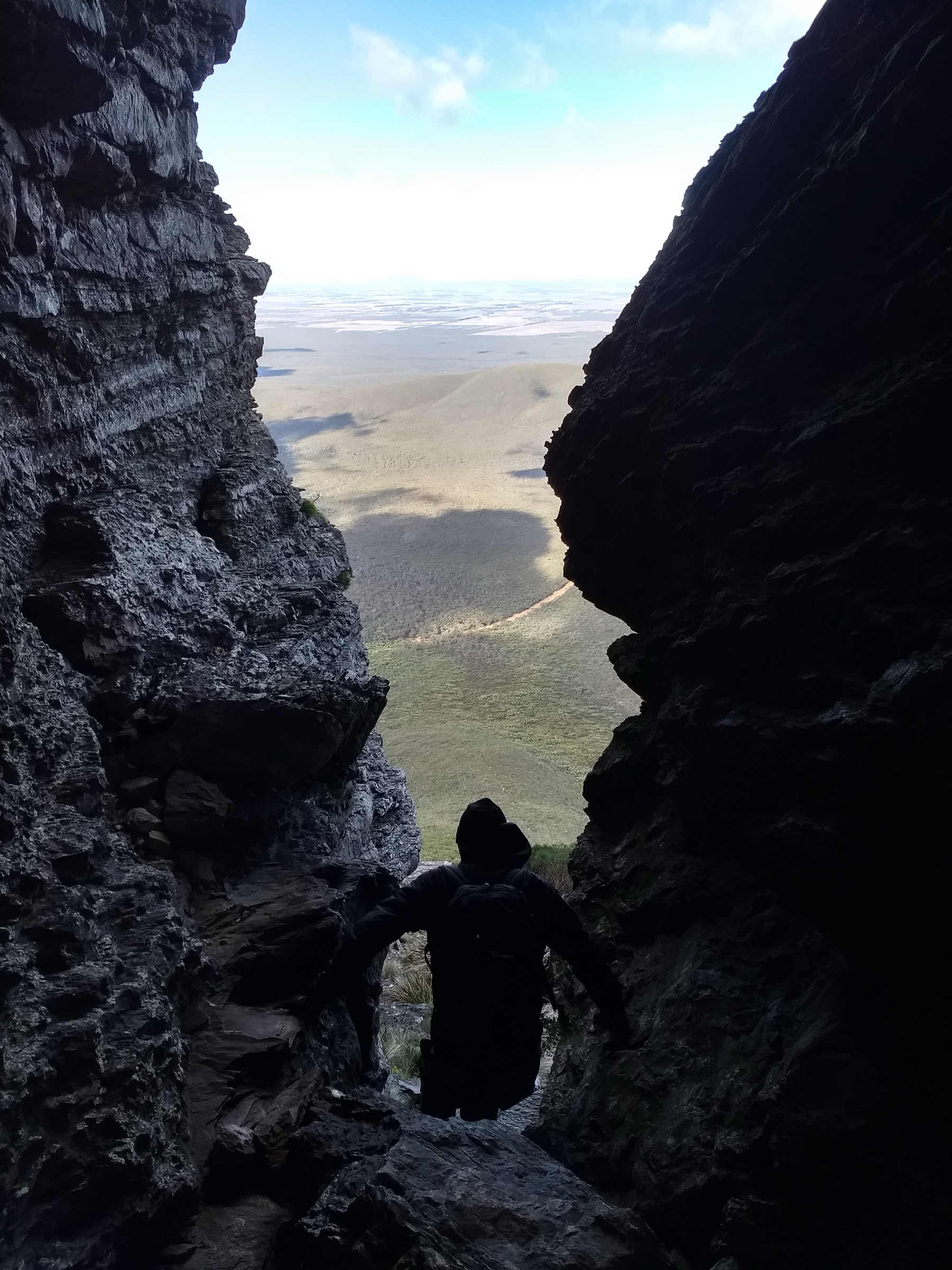 La grotte sommitale près du haut du Talyuberlup Peak, extrémité est de la crête Magog–Talyuberlup