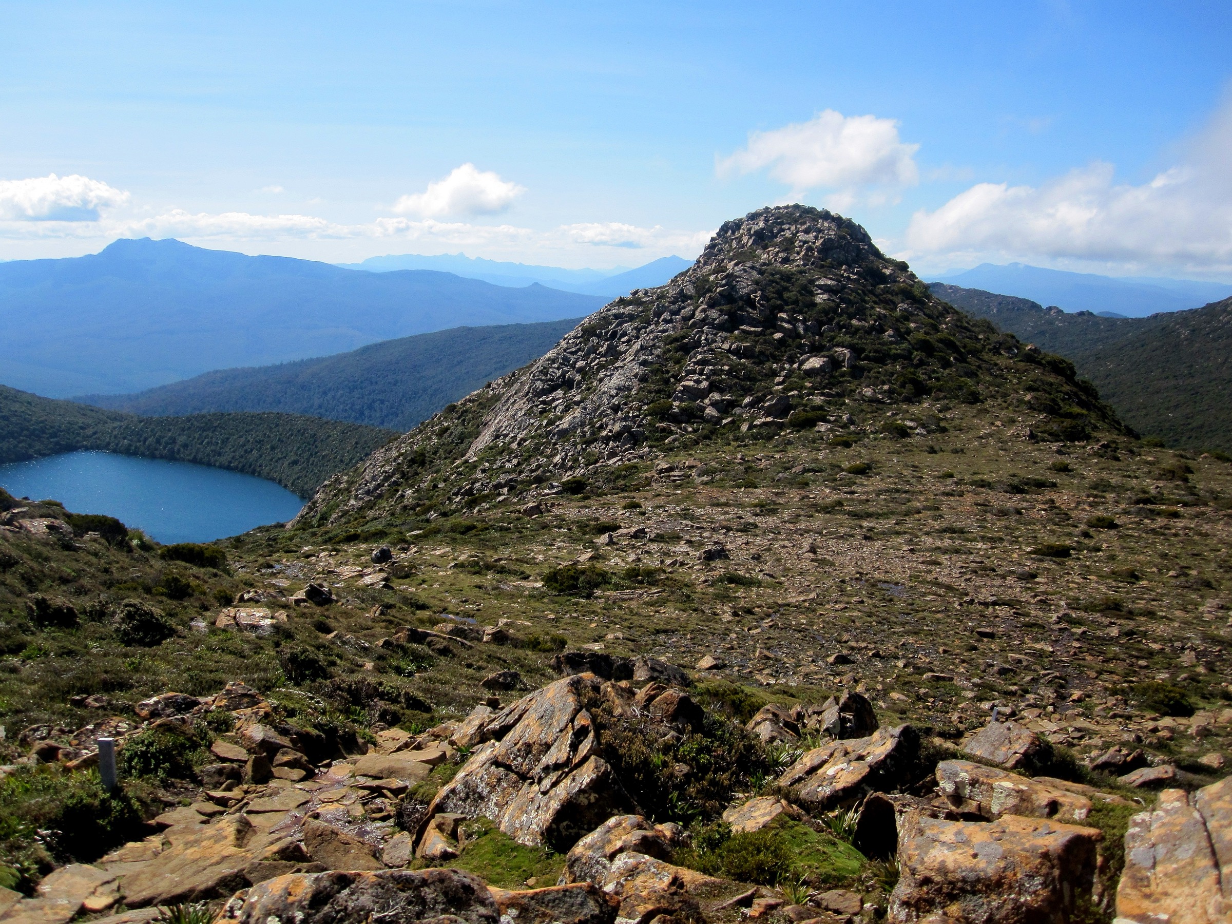 Vue depuis Hartz Peak sur la wilderness du sud-ouest tasmanien, parc national des Hartz Mountains