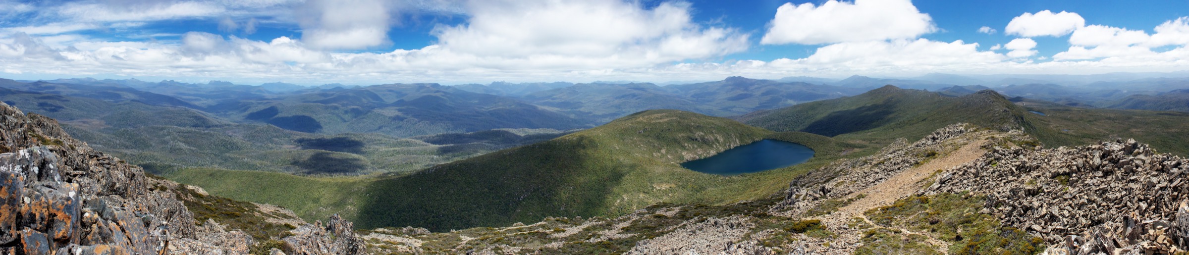 Vue vers l'ouest sur la wilderness du sud-ouest tasmanien depuis le plateau des Hartz Mountains