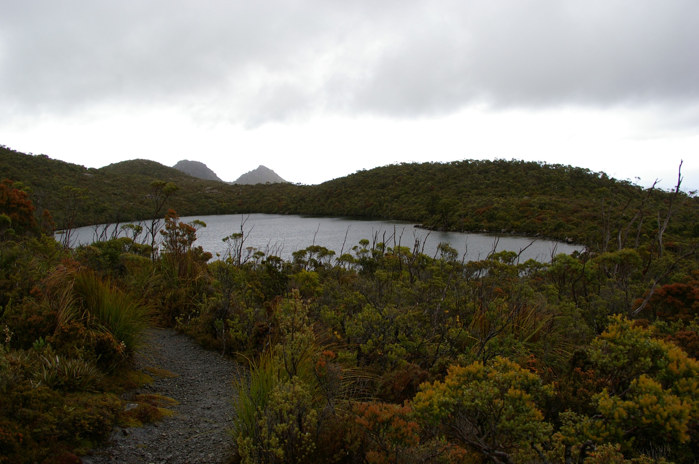 Lake Esperance dans les Hartz Mountains, Tasmanie, avec la crête de dolérite en arrière-plan