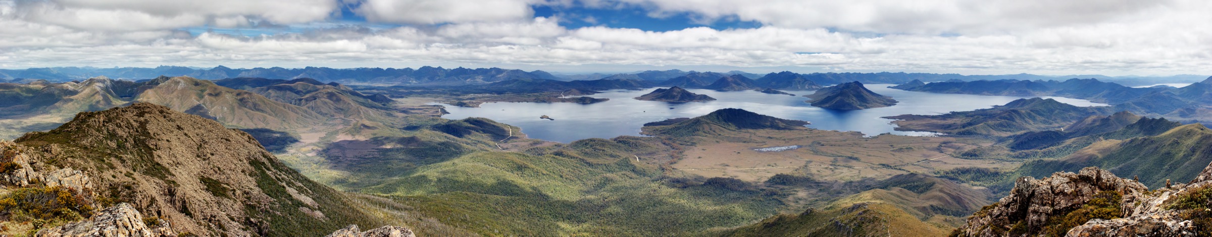 Vue panoramique de Lake Pedder depuis le plateau d'Eliza, parc national du Sud-Ouest, Tasmanie, avec la Franklin Range en arrière-plan