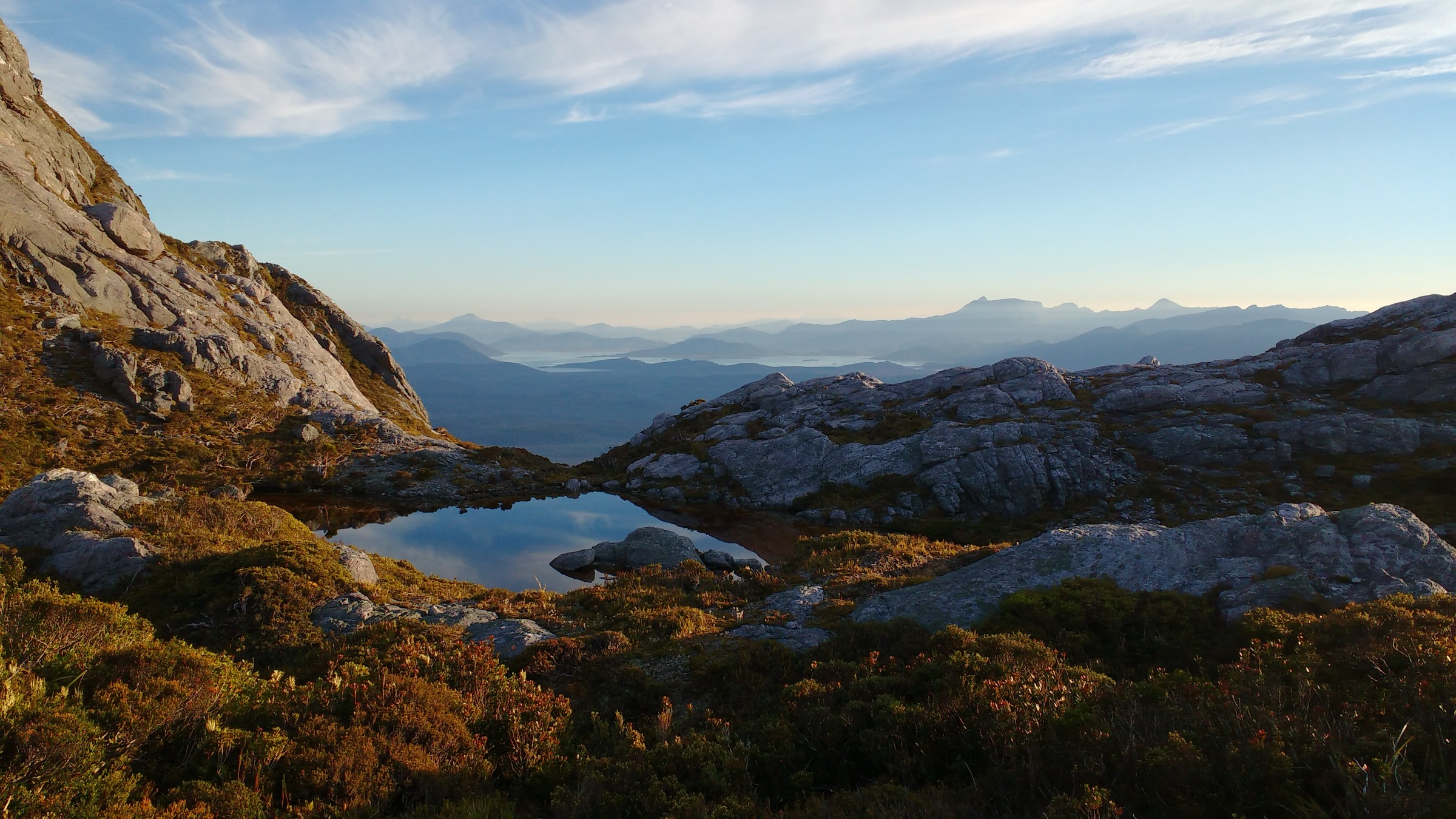 La Western Arthur Range, sud-ouest de la Tasmanie, avec des sommets de quartzite déchiquetés et une lande au premier plan