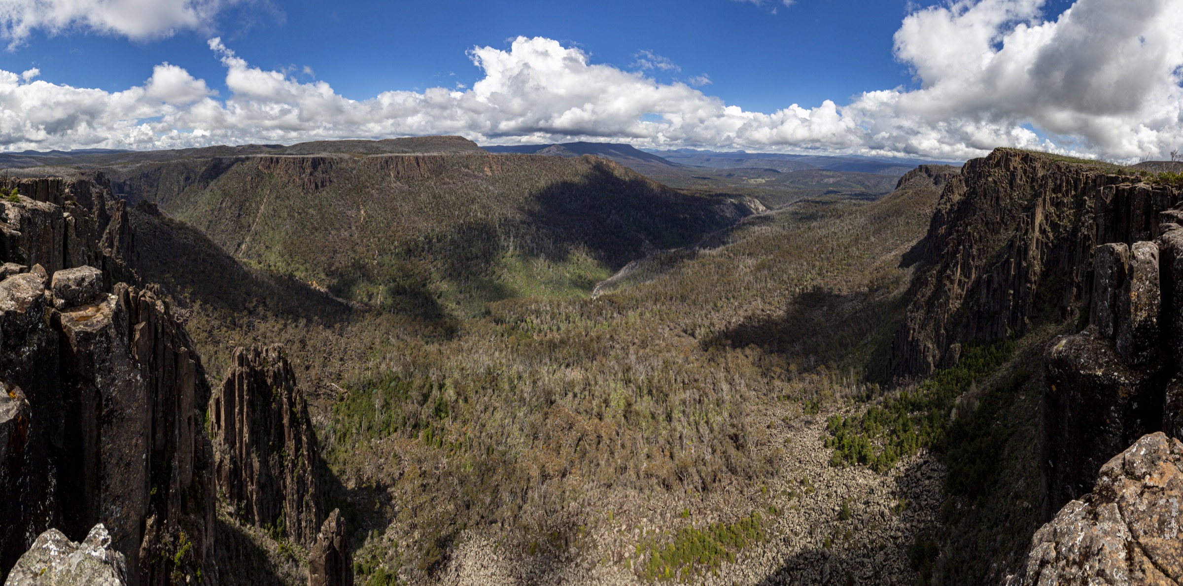 La gorge de dolérite de Devils Gullet au-dessus de la Fisher River, Central Plateau
