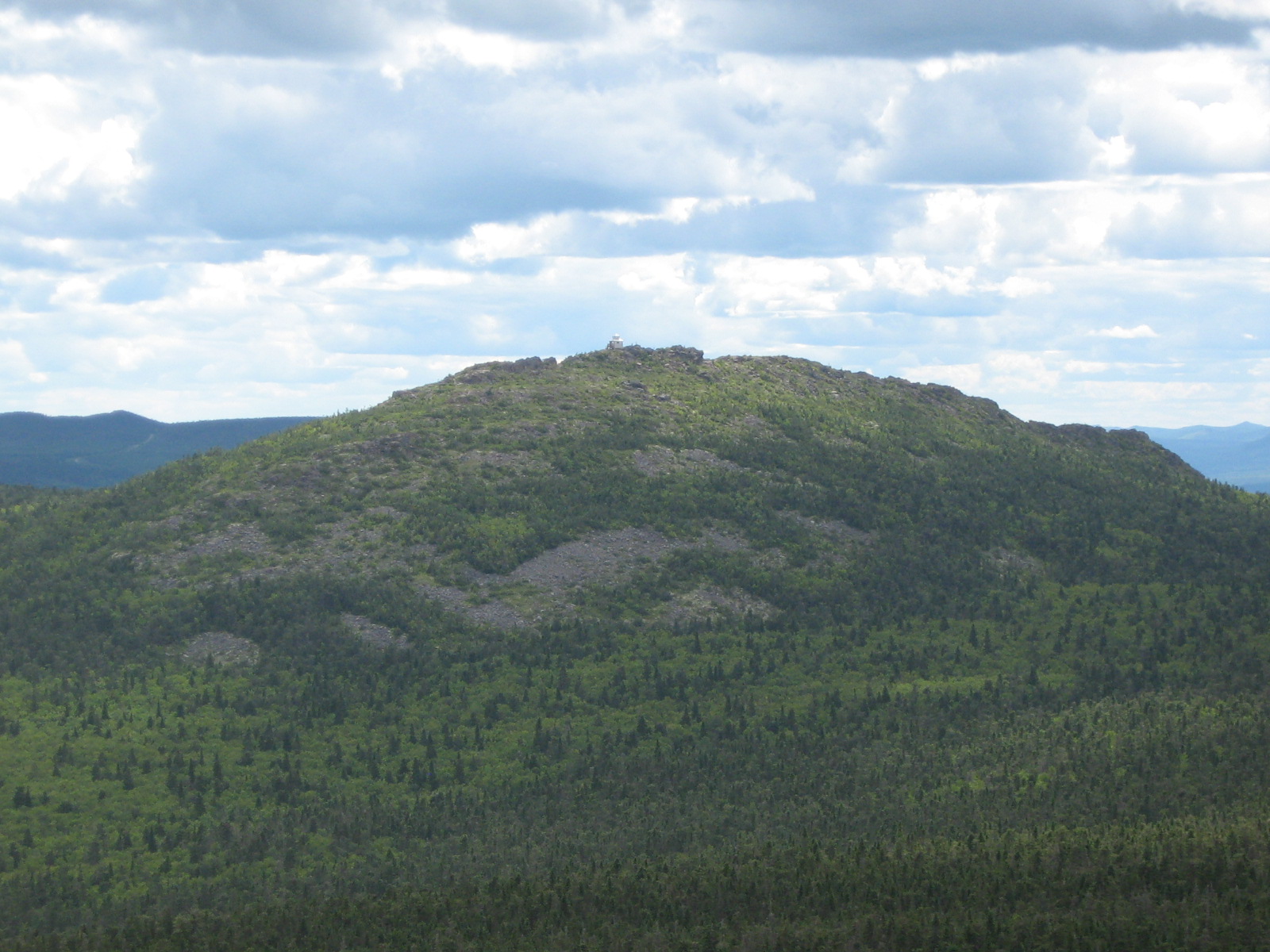 Mont Carleton vu depuis le sommet du mont Head, le long du sentier de crête de liaison