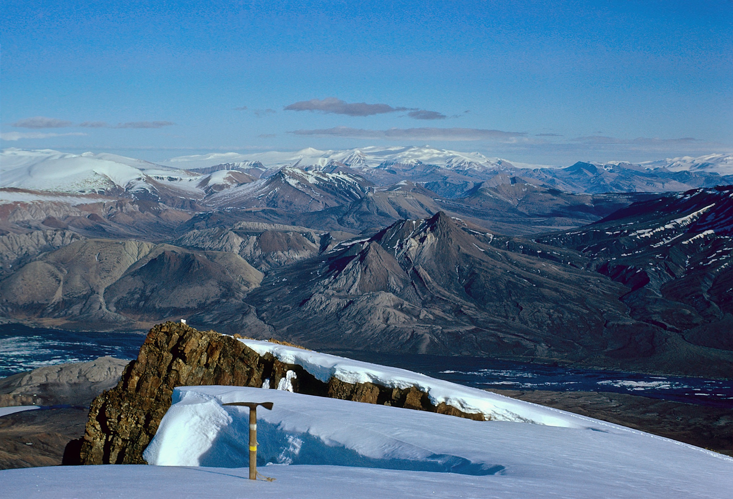 Vue depuis Wolf Mountain sur la vallée Expedition vers le sud de l'île Axel Heiberg