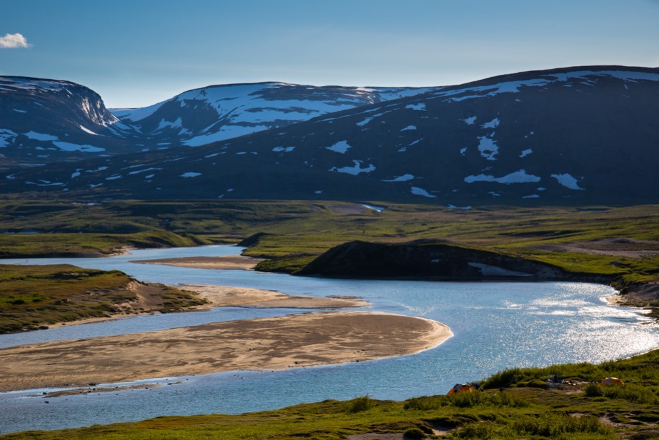 Campement sur la rive de la rivière Koroc à Qurlutuarjuq