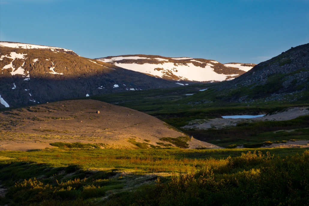 Lumière du petit matin sur la rivière Koroc sous les crêtes du secteur Iberville
