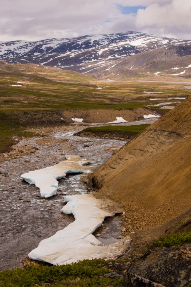 Un petit affluent alimentant la rivière Koroc dans les sources des Torngat