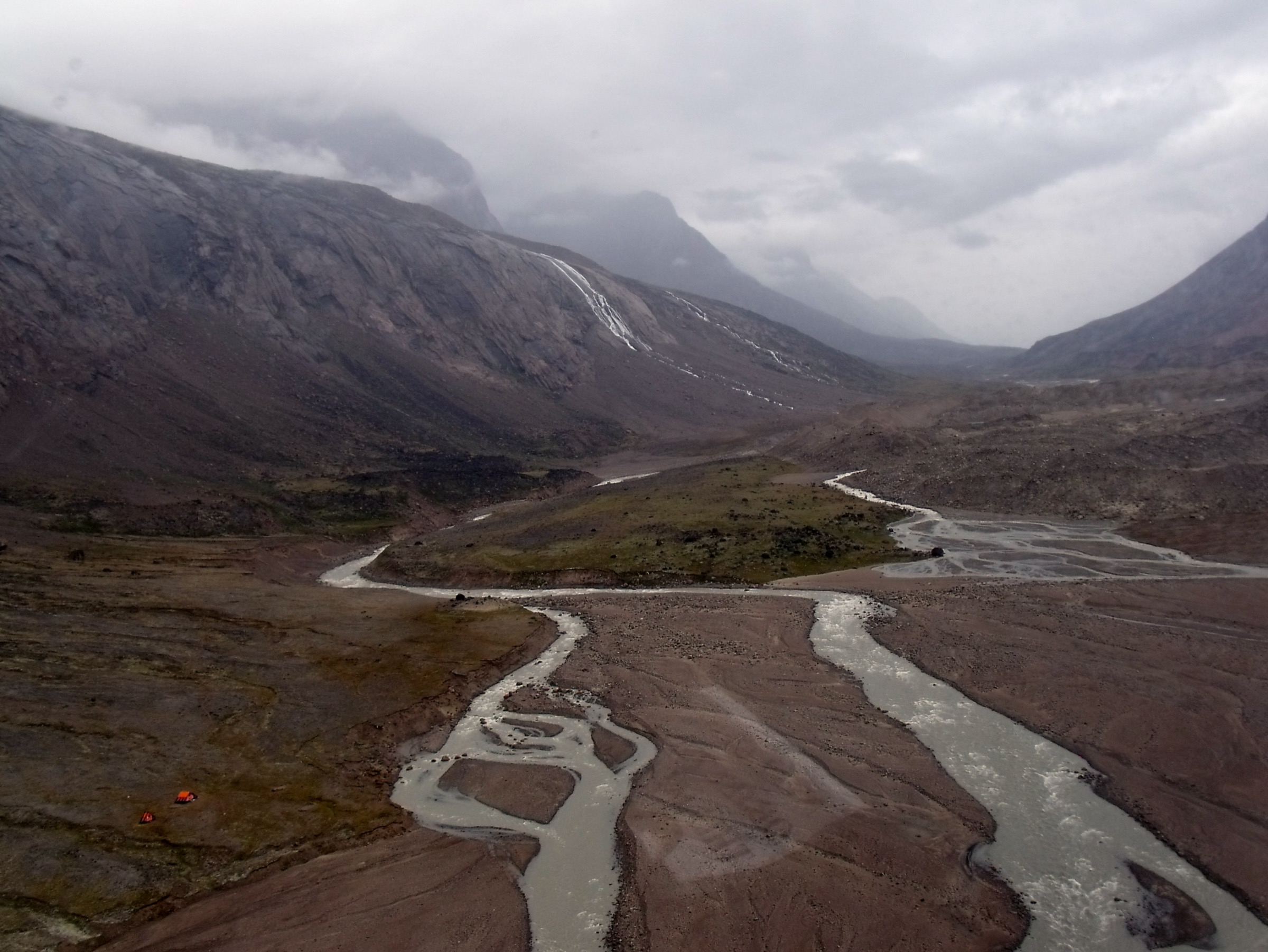 Vue aérienne du col Akshayuk dans le Parc national Auyuittuq, île de Baffin