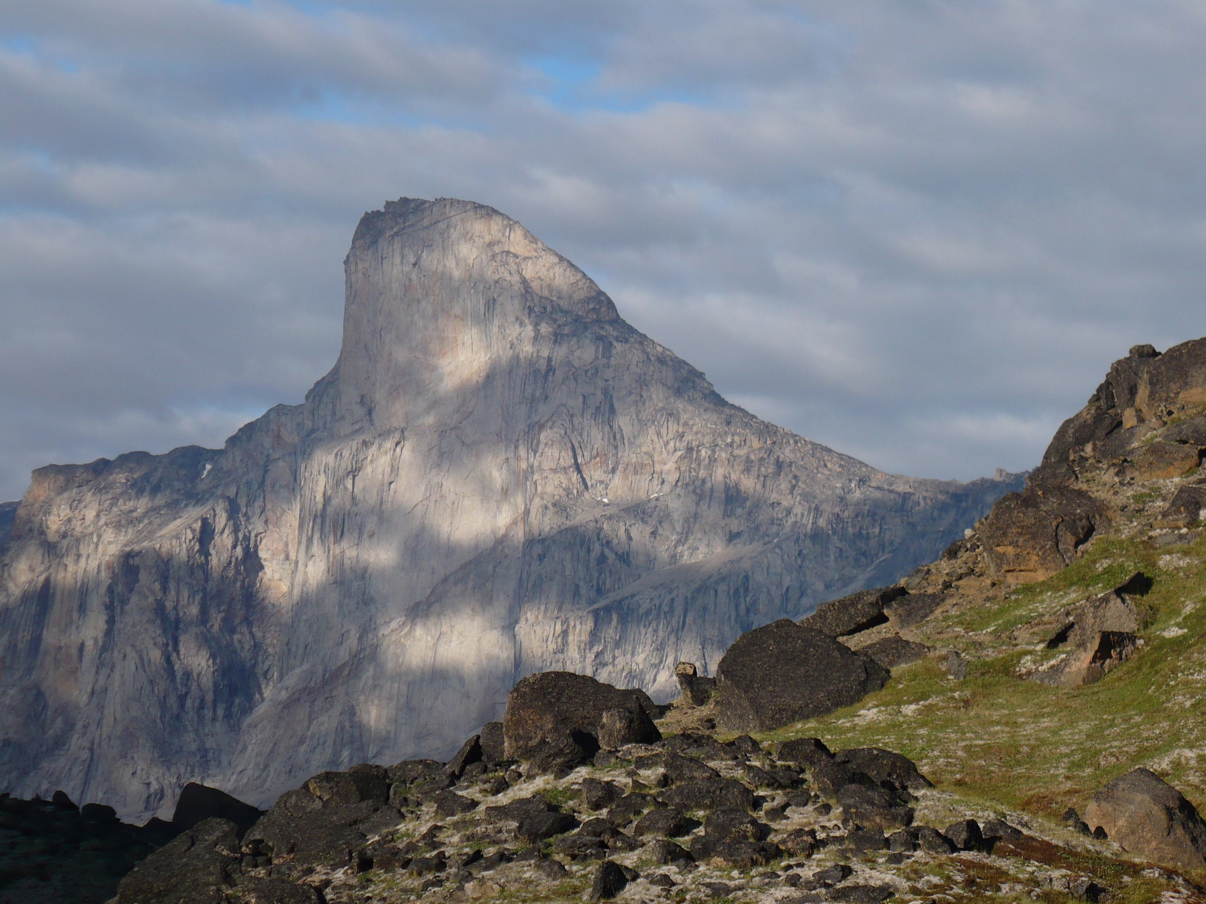 Ombres de nuages sur le mont Thor, col Akshayuk, Parc national Auyuittuq