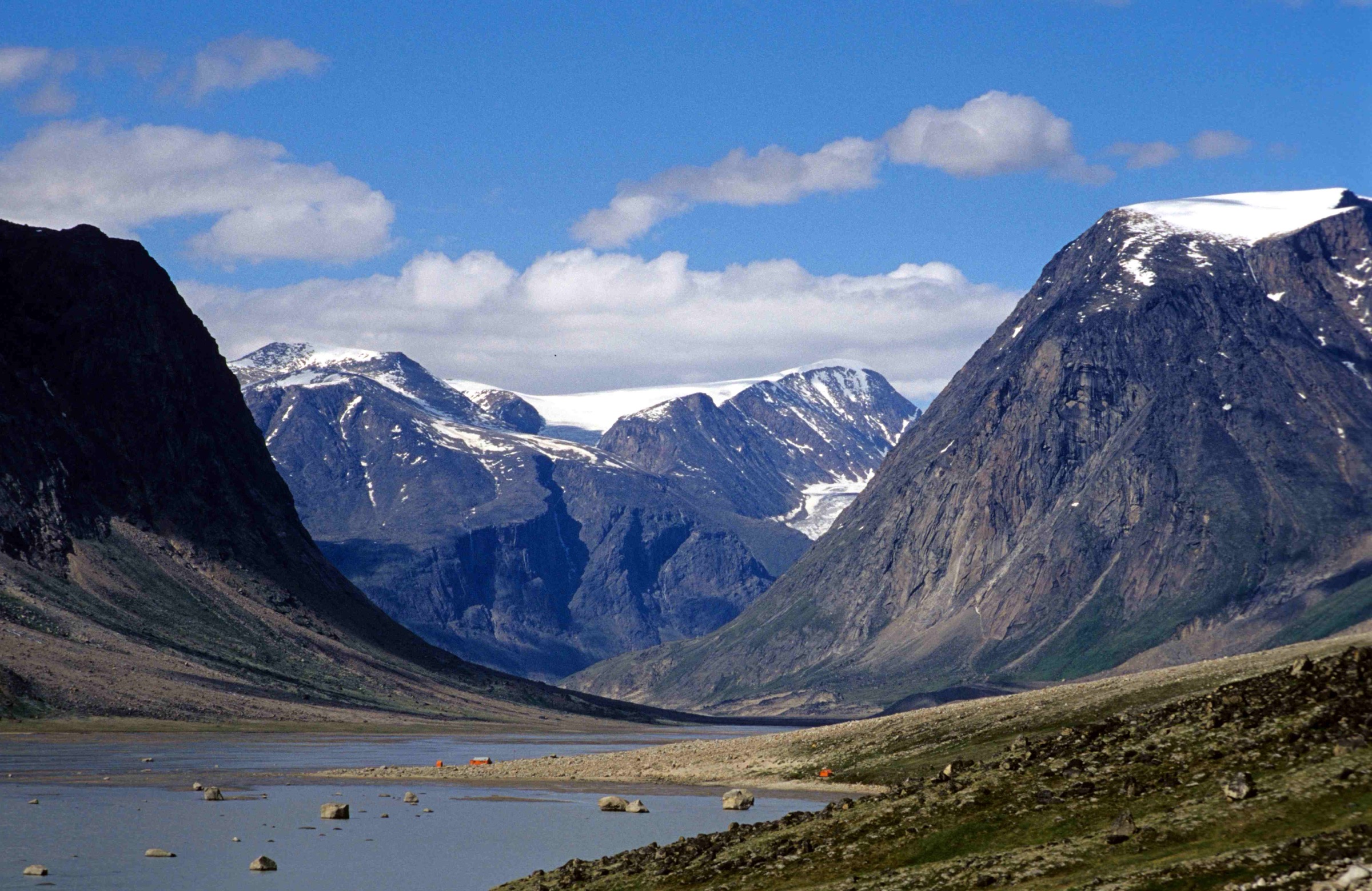 Fjord Pangnirtung, entrée sud du Parc national Auyuittuq, avec l'embouchure de la rivière Weasel et le mont Overlord