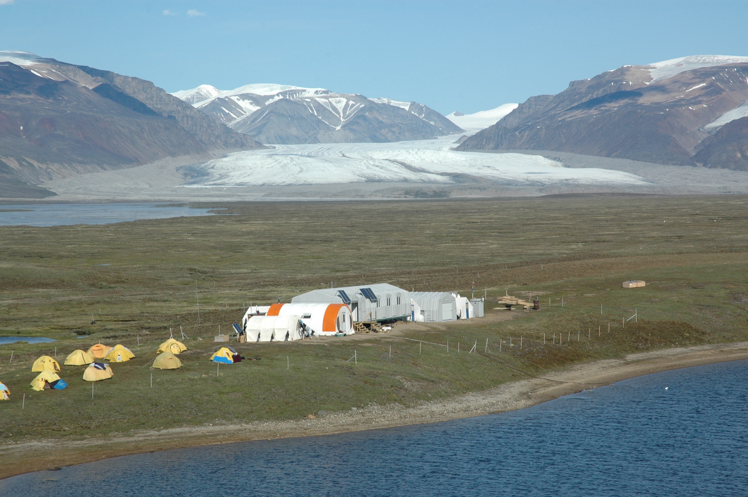 Station de recherche de l'île Bylot dans la vallée Qarlikturvik, sud-ouest de l'île Bylot
