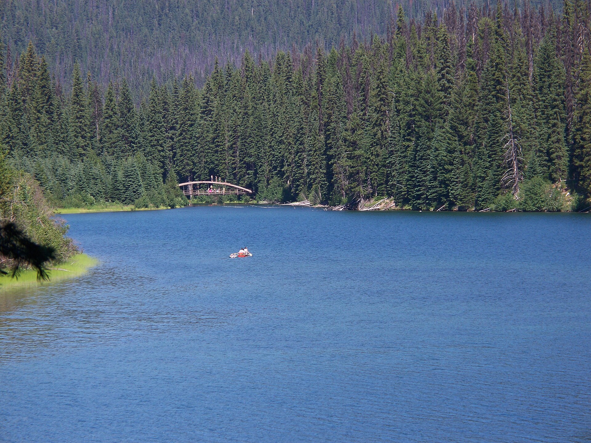 Canot sur le lac Lightning, parc provincial E.C. Manning