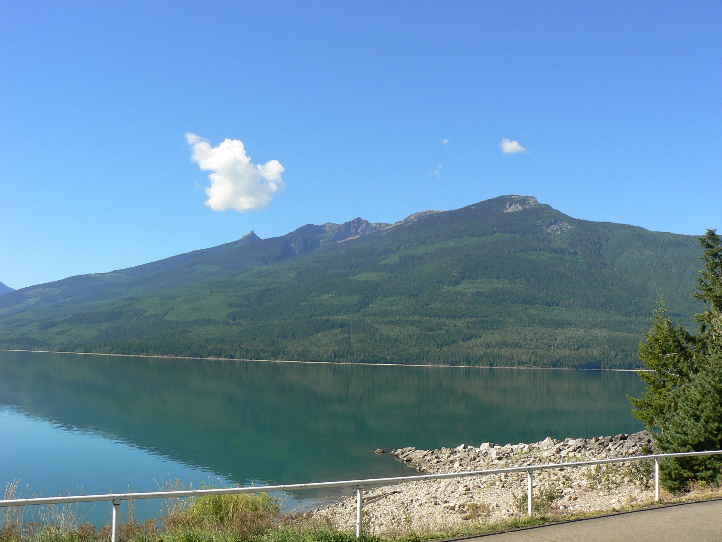 Le lac Upper Arrow et Saddle Mountain vus depuis Nakusp