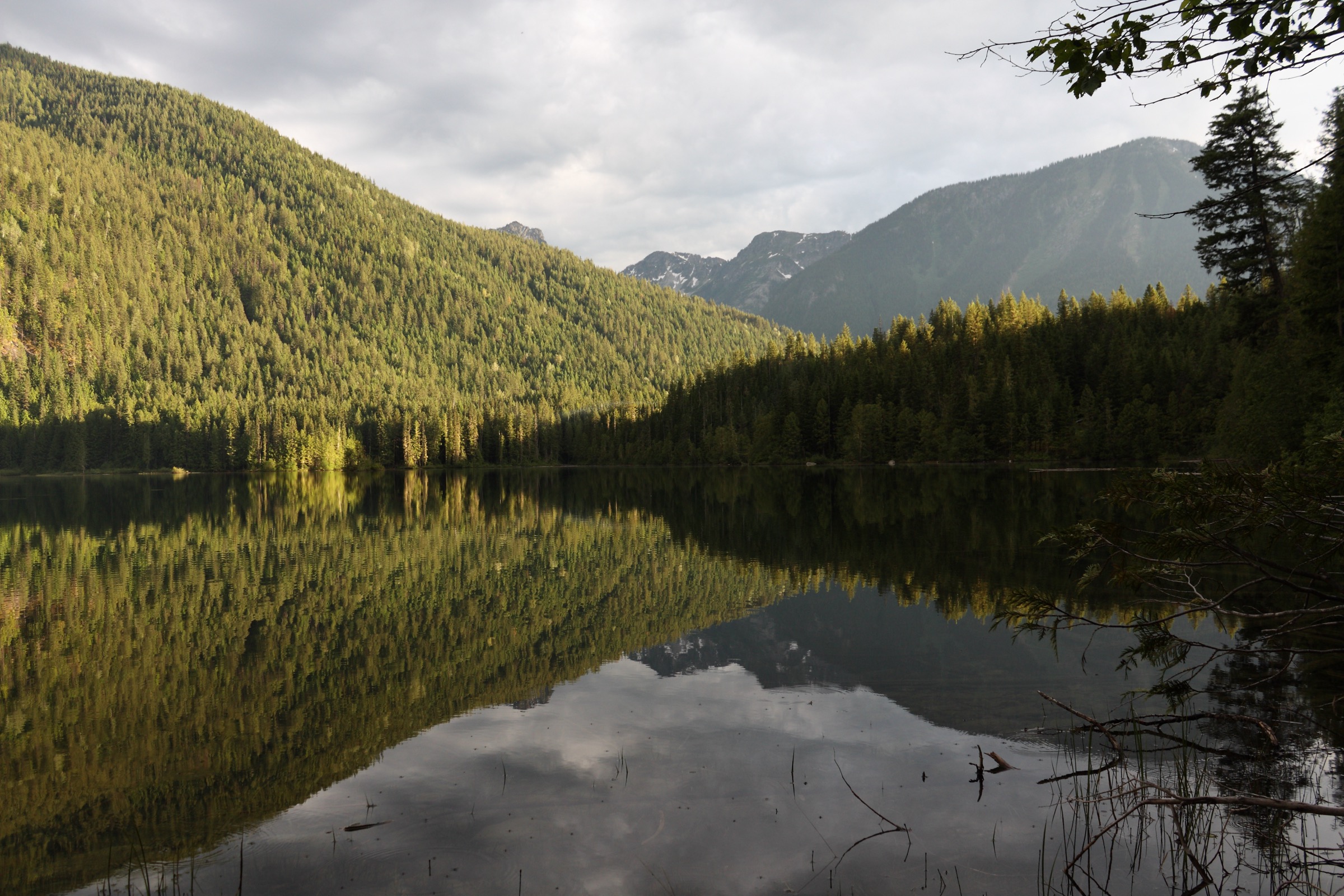 Spectrum Lake en regardant vers le sud en direction de Mount Fosthall, parc provincial Monashee