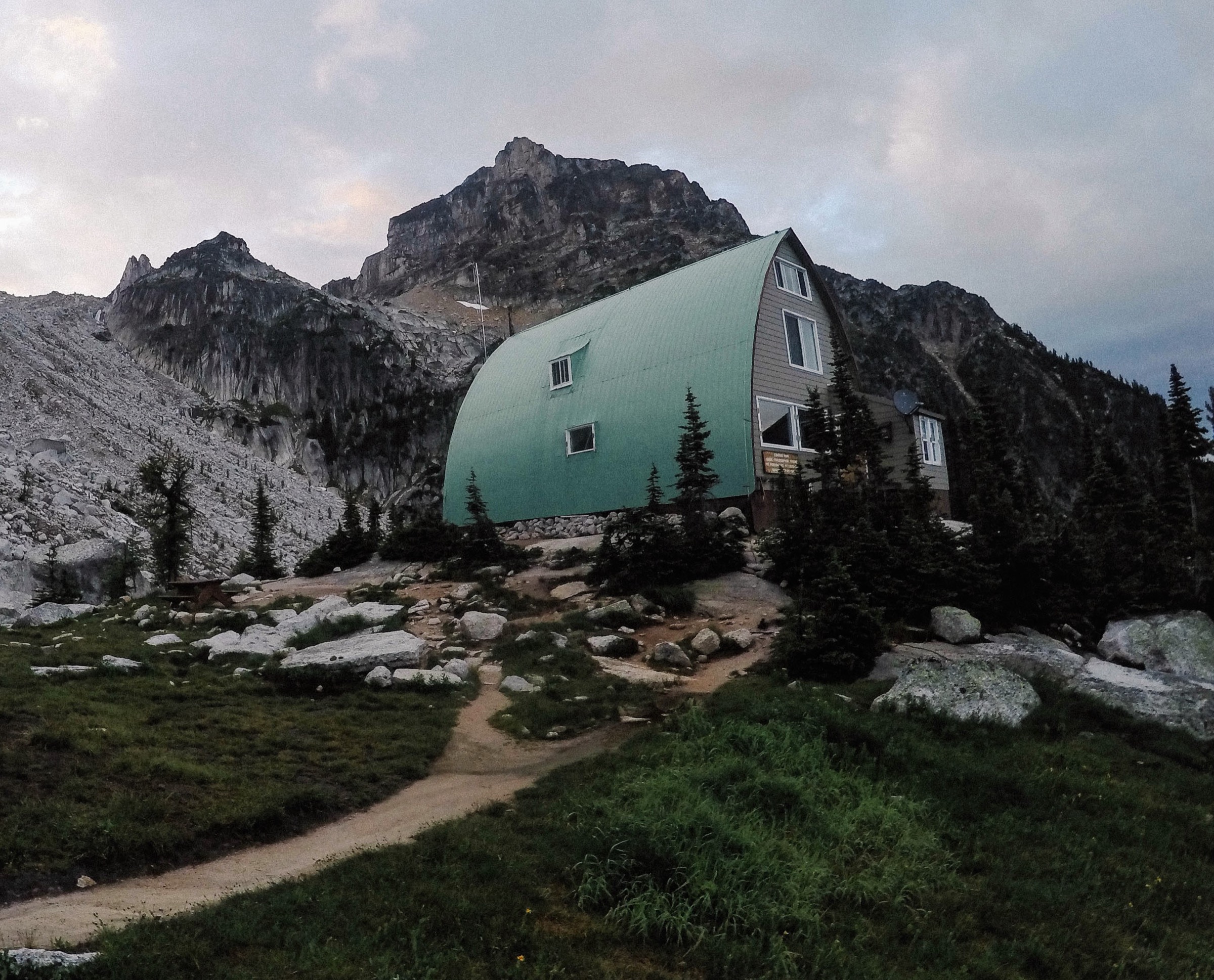 La Conrad Kain Hut sur sa terrasse sous les Bugaboo Spires
