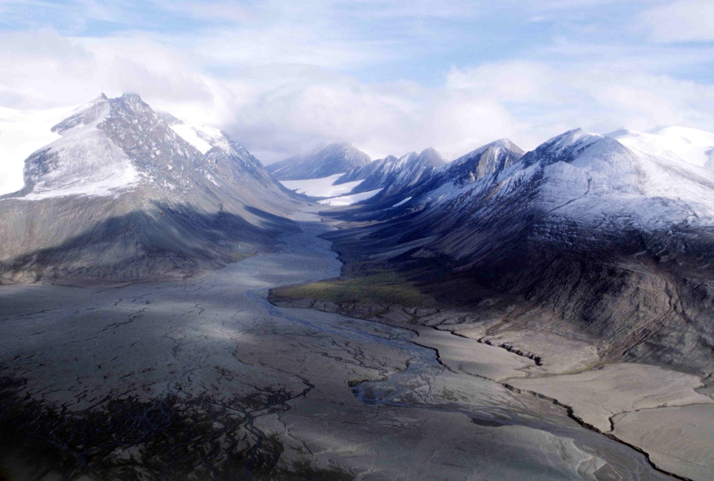 L'Air Force Glacier descendant vers Tanquary Fiord — le corridor d'approche sud standard de Barbeau Peak