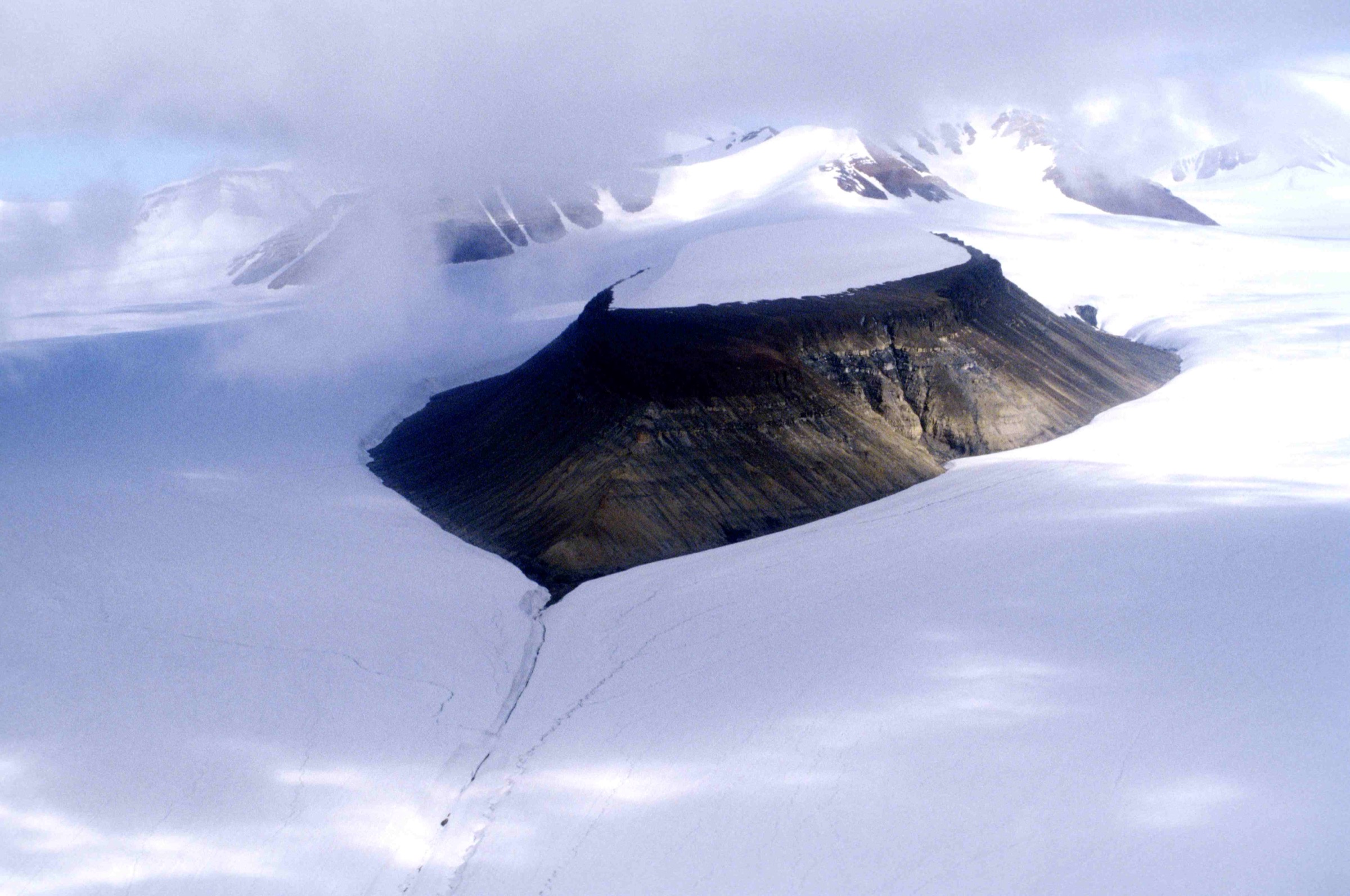 Pentes supérieures englacées de la British Empire Range — illustratives du terrain de la moraine du Gillman Glacier sur le flanc sud du mont Oxford