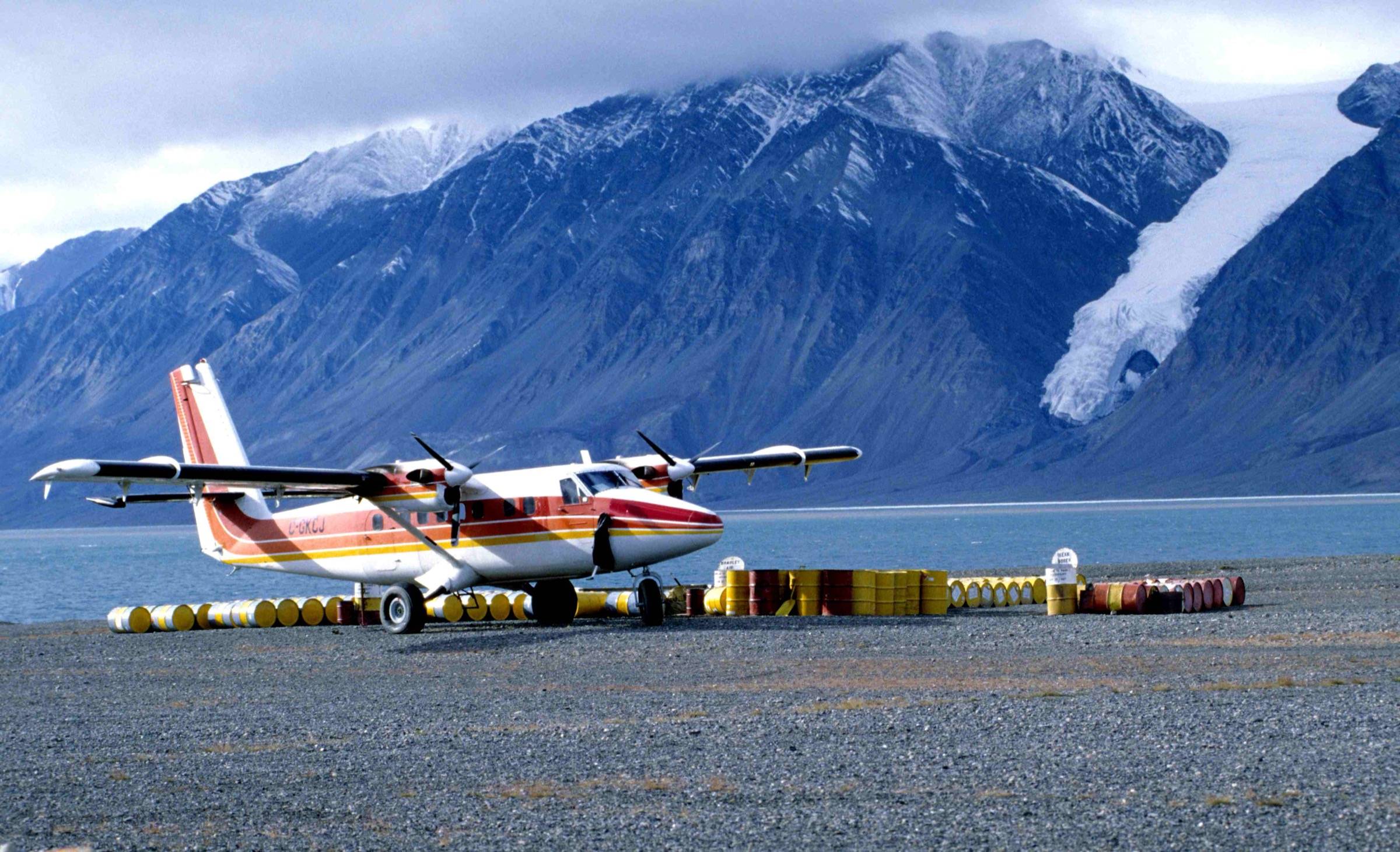 Un Twin Otter affrété sur une piste d'atterrissage du nord d'Ellesmere — l'avion charter standard pour l'accès à Fort Conger et à Lake Hazen