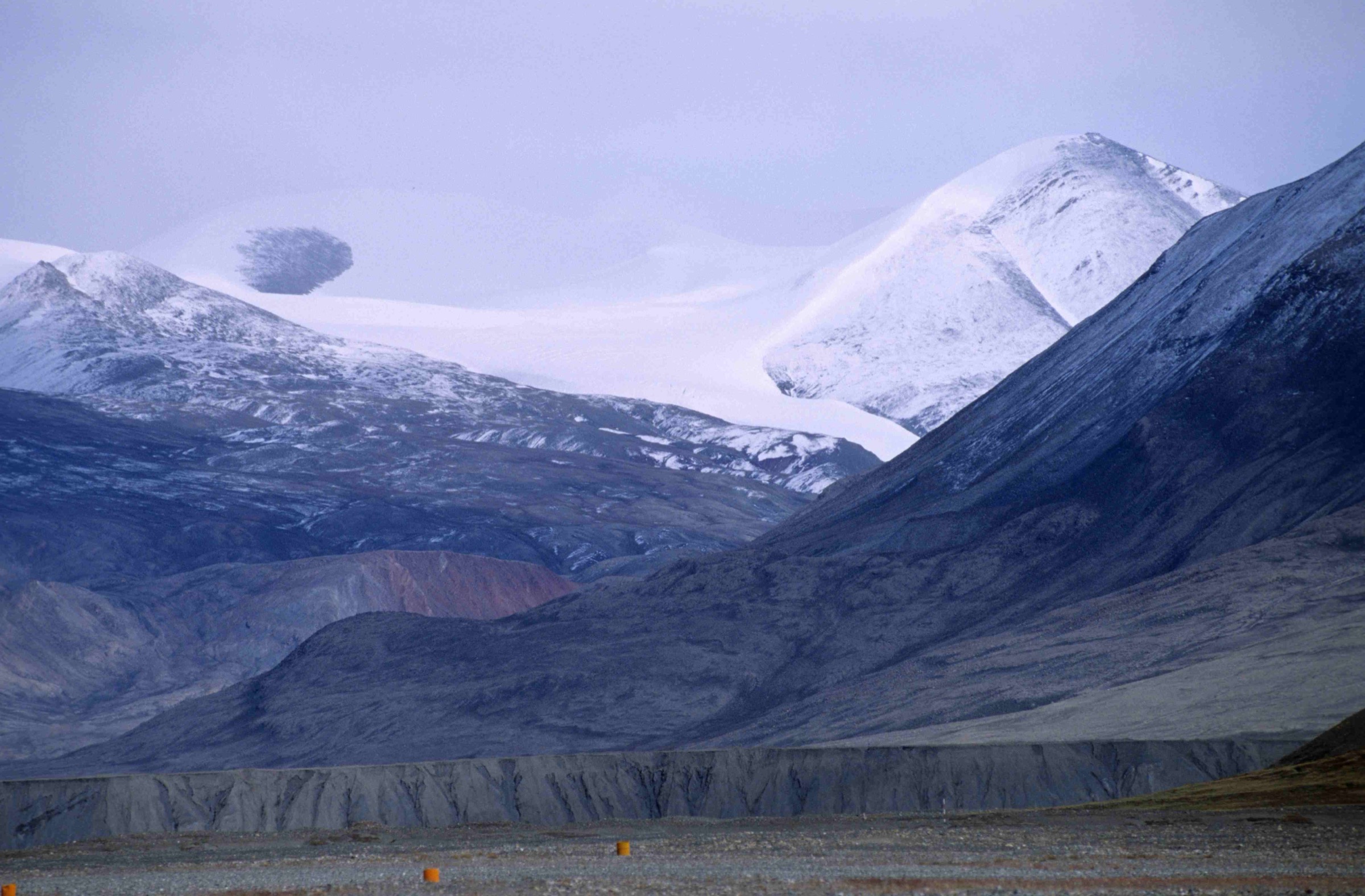 Vue vers le nord depuis Tanquary Fiord sur la chaîne Conger et la calotte Ad Astra — le mont McGill s'élève dans les contreforts de la chaîne British Empire au nord du lac Hazen