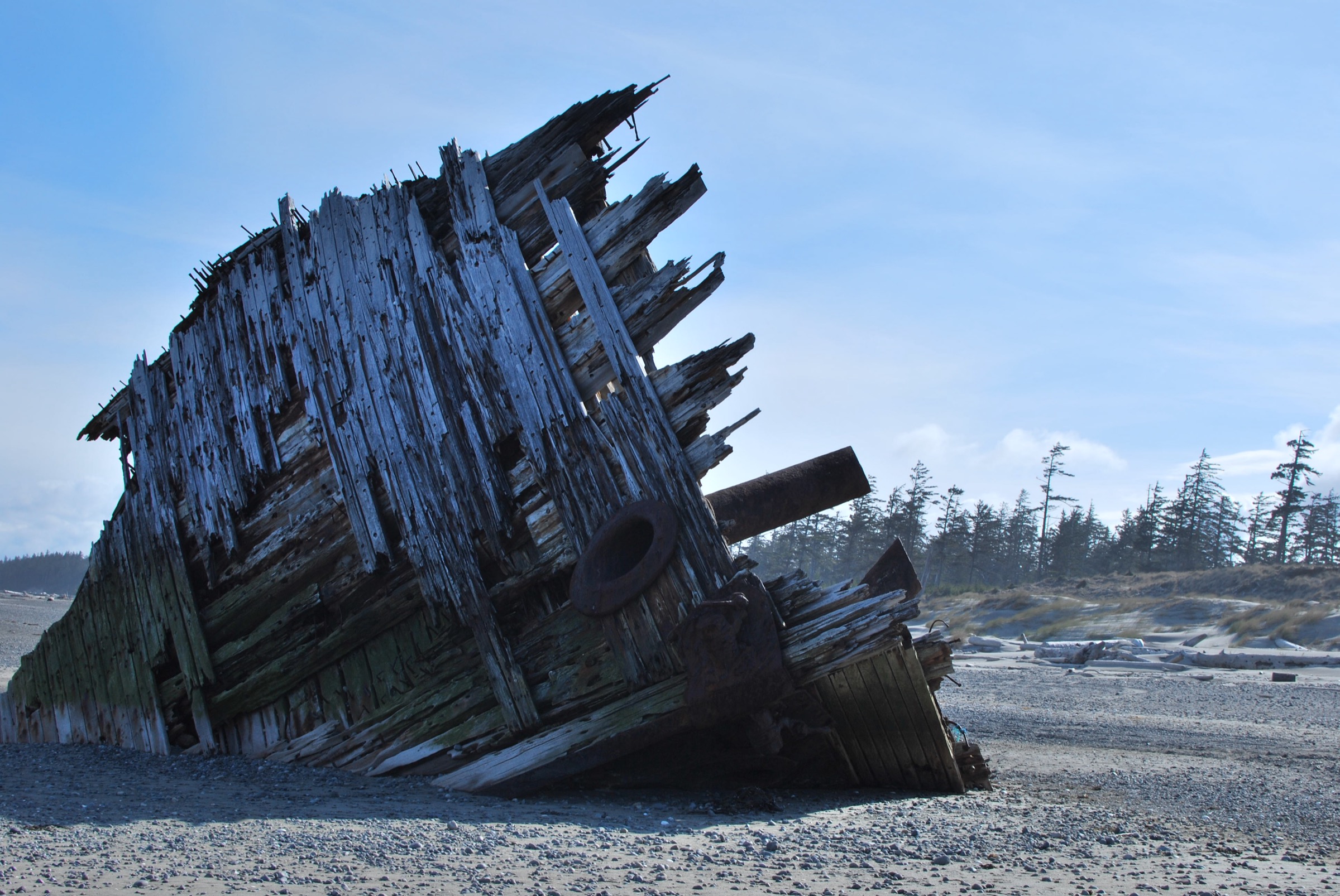 L'étrave rouillée de la barge à grumes Pesuta sur East Beach, Naikoon Provincial Park