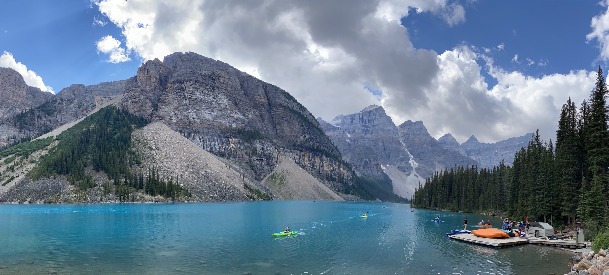 Le lac Moraine et la vallée des Dix Sommets au départ du sentier