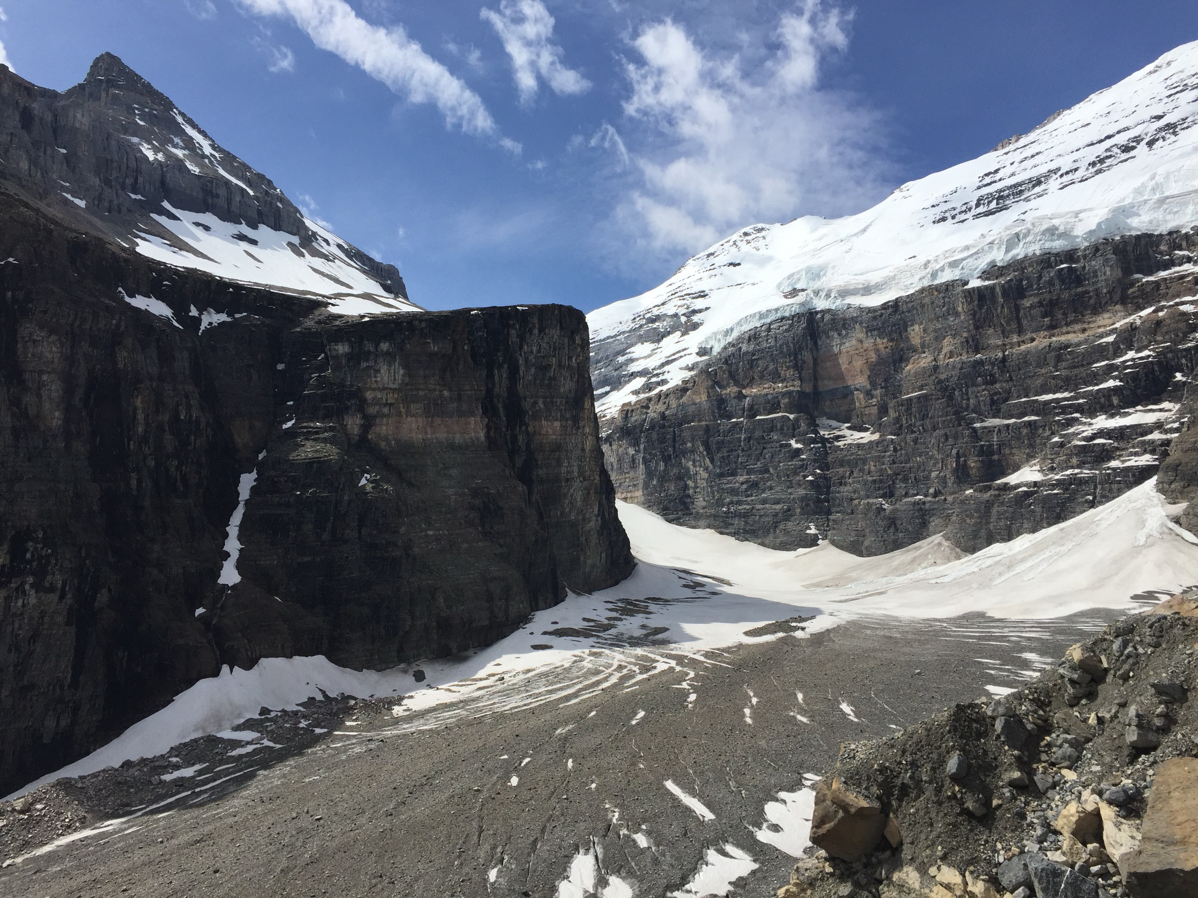 Vue depuis la Plaine des Six Glaciers vers la paroi sommitale du glacier Victoria