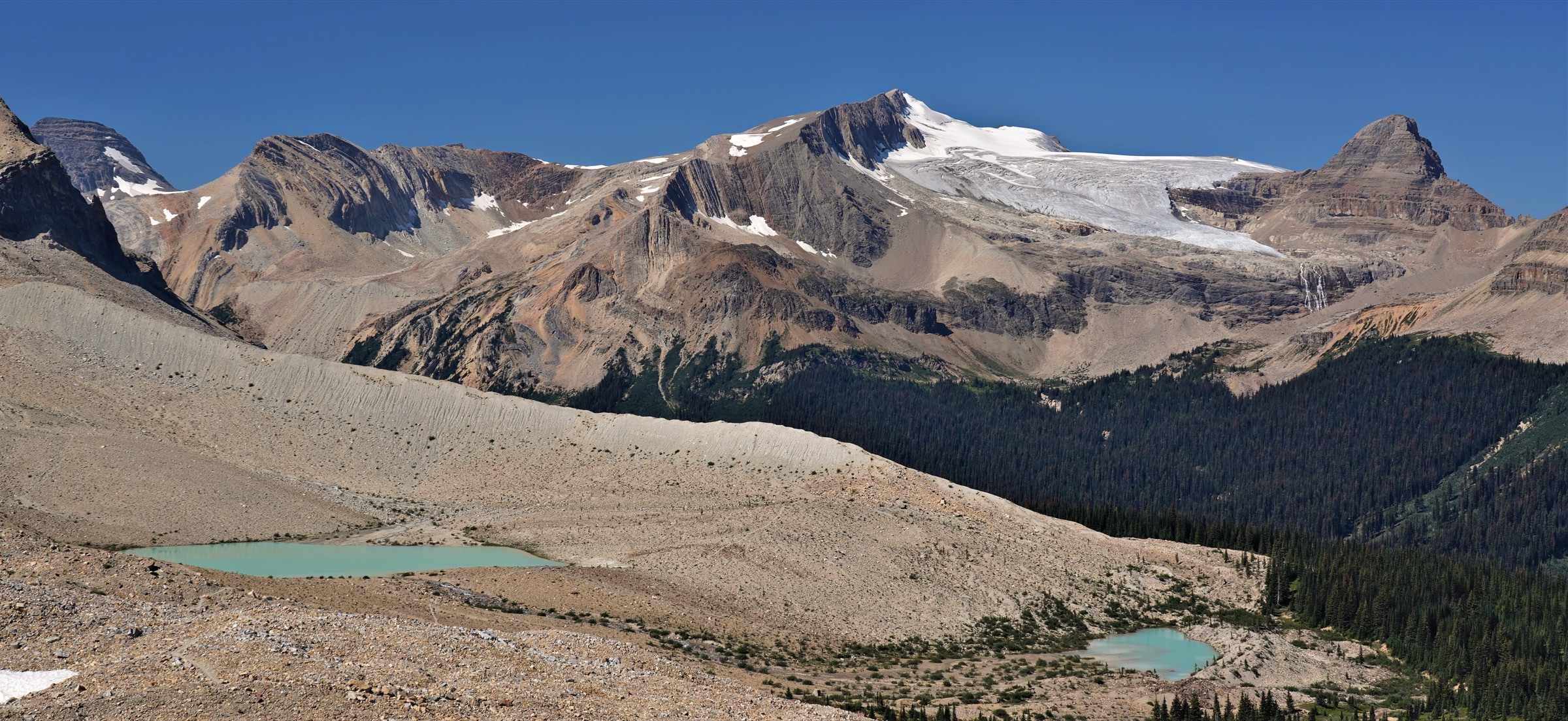 Tarns en bordure de glacier et moraine sur l'Iceline Trail, parc national Yoho