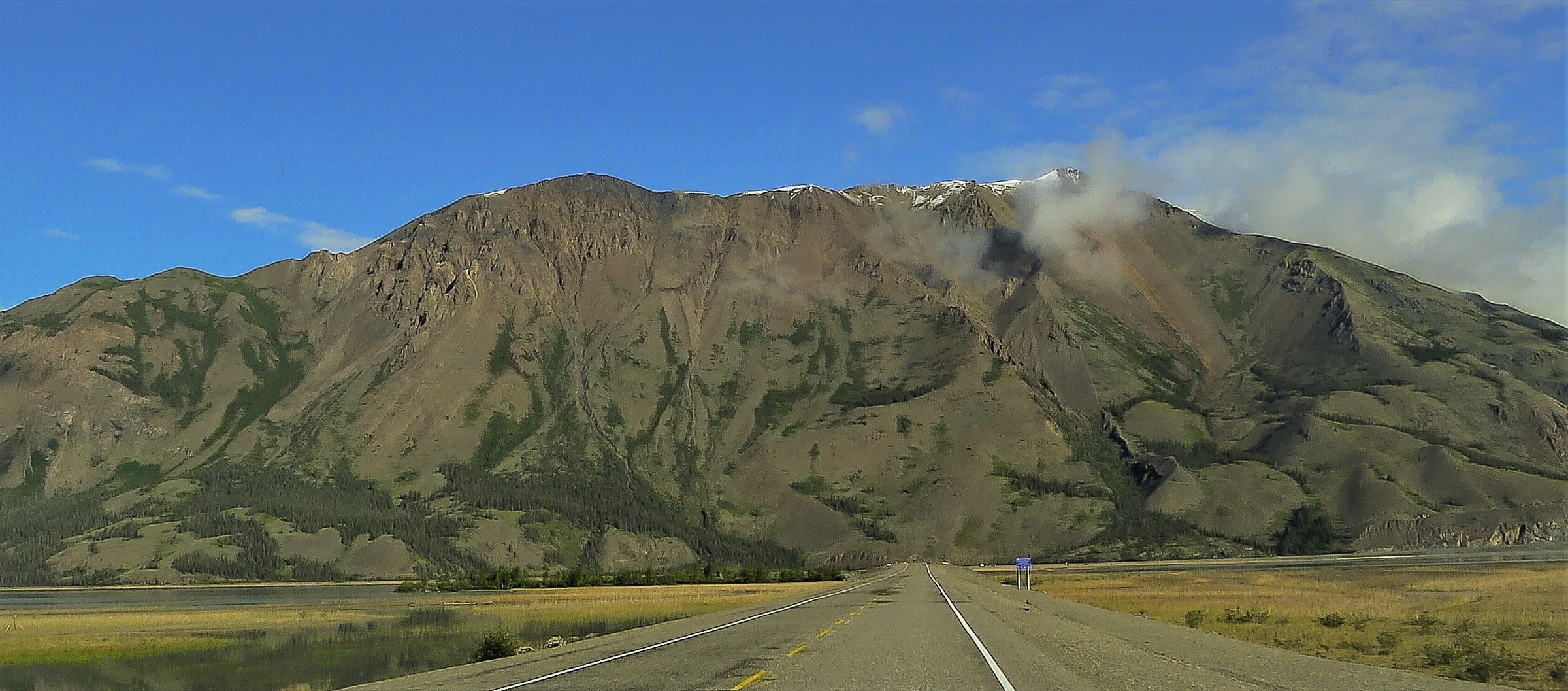 Sheep Mountain dominant la route de l'Alaska sur la rive nord du lac Kluane