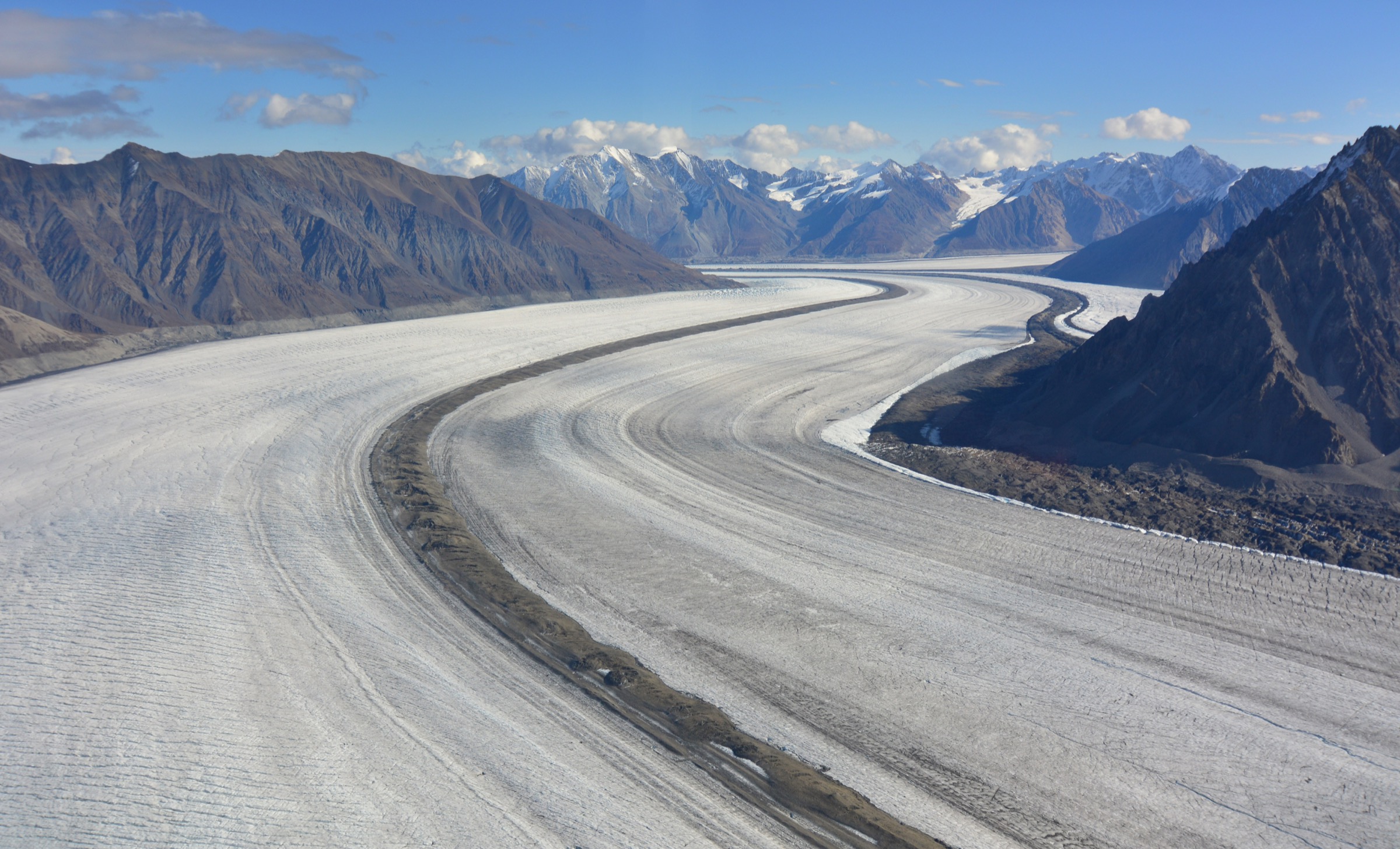 Vue aérienne du glacier Kaskawulsh descendant des Icefield Ranges vers les vallées des rivières Slims et Kaskawulsh