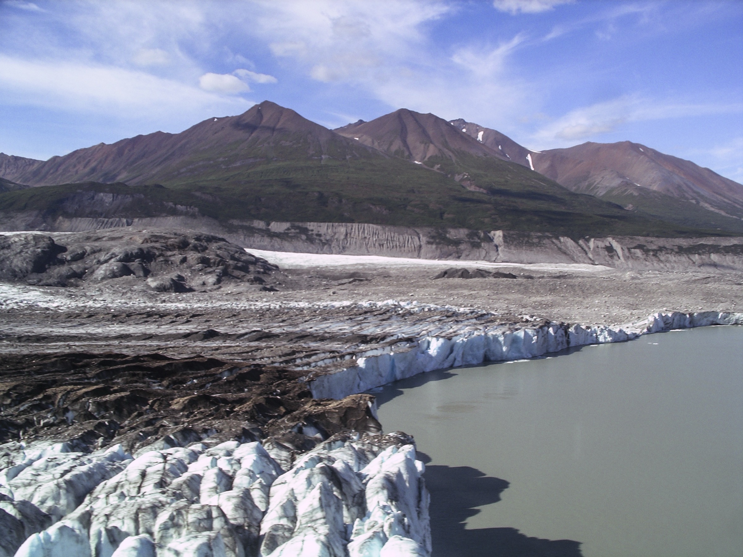 Le glacier Lowell vêlant dans le lac Lowell au pied de Goatherd Mountain, parc national Kluane