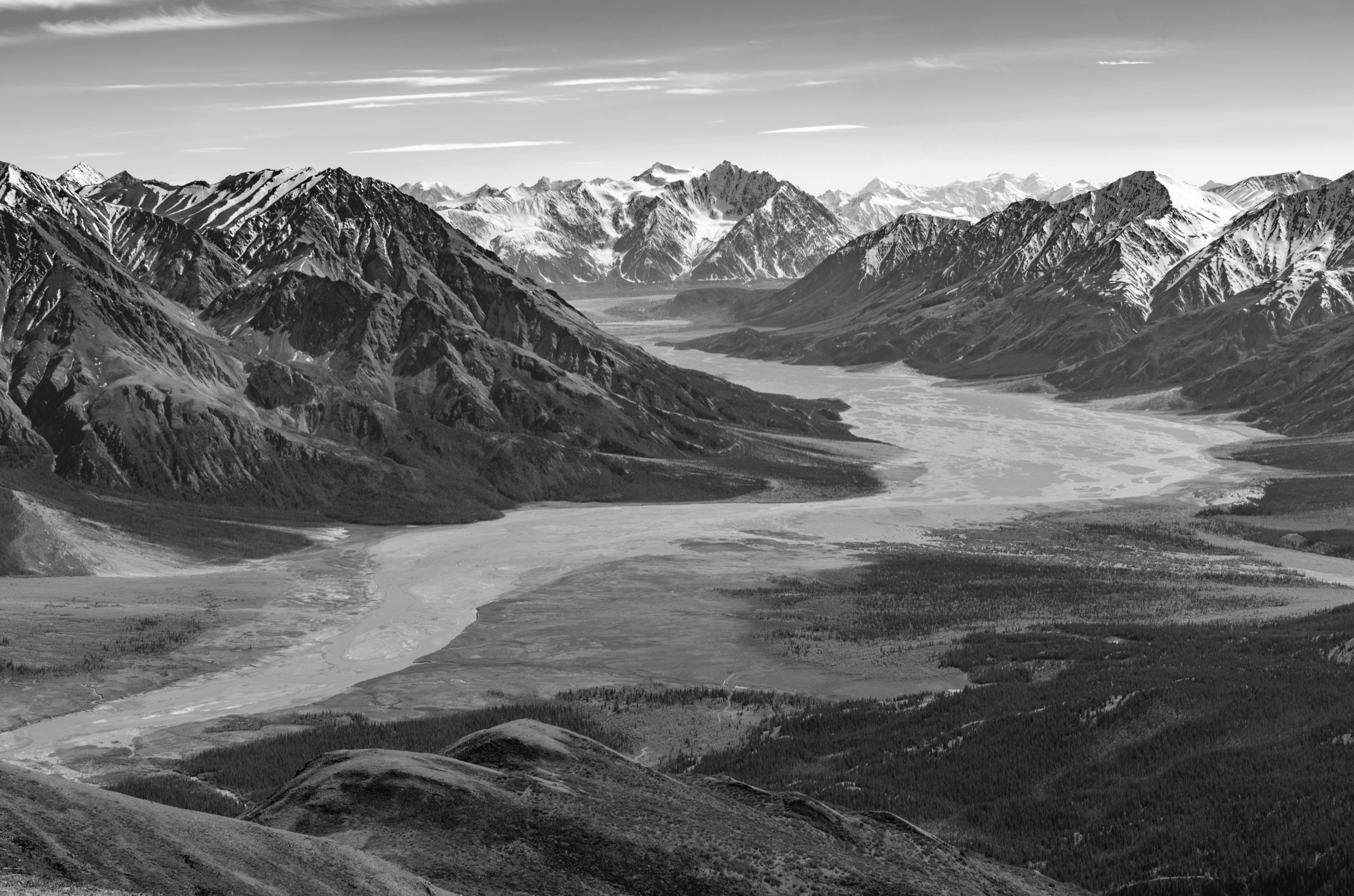 Vallée de la rivière Slims depuis l'approche du plateau Sheep–Bullion au-dessus de Thechàl Dhâl, parc national Kluane