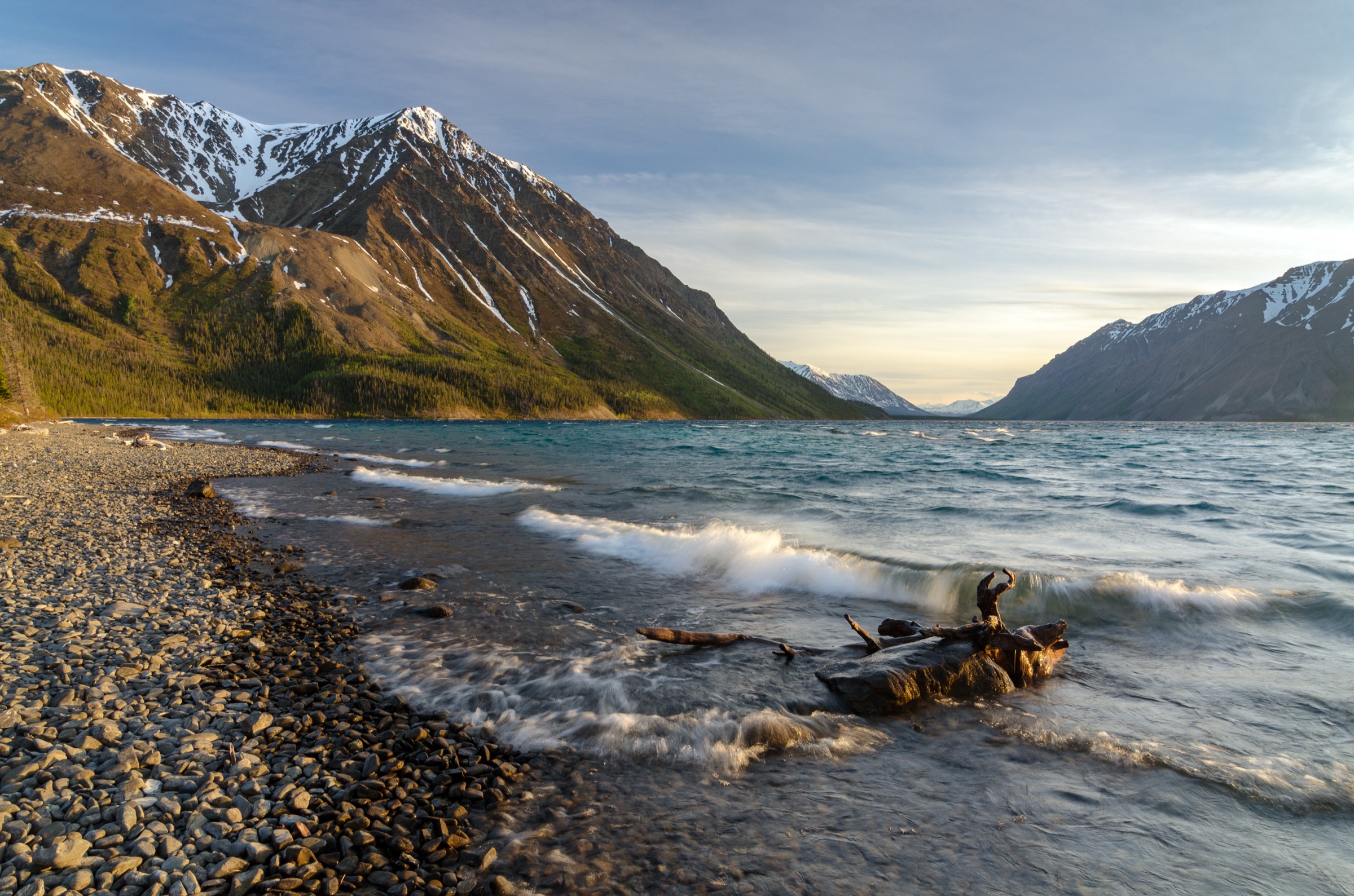 Lumière du soir sur le lac Kathleen sous le cirque du King's Throne, parc national Kluane