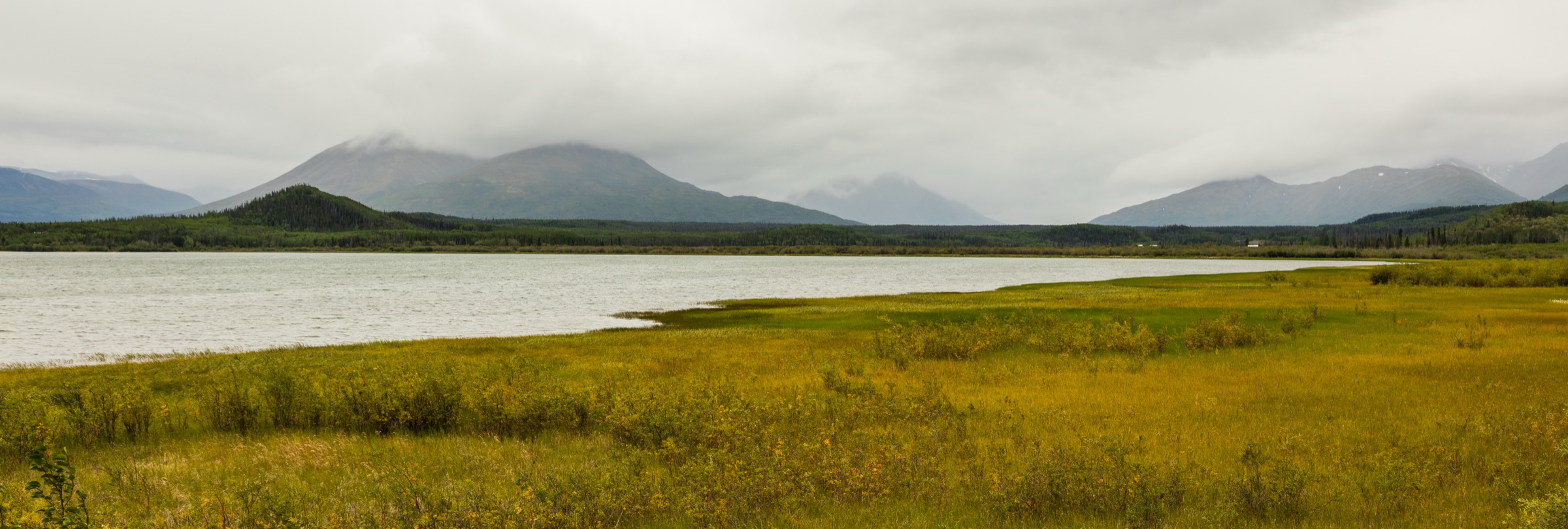 Panorama du lac Dezadeash, sur le corridor de la route de Haines près du départ du lac St Elias, Kluane
