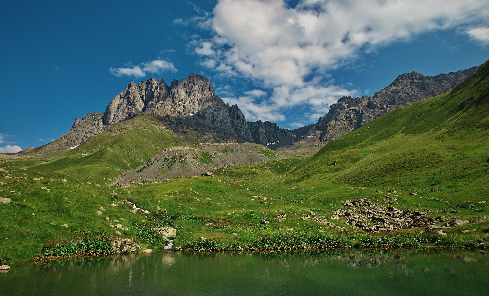 Chaukhi et lac Tina, vallée de Juta