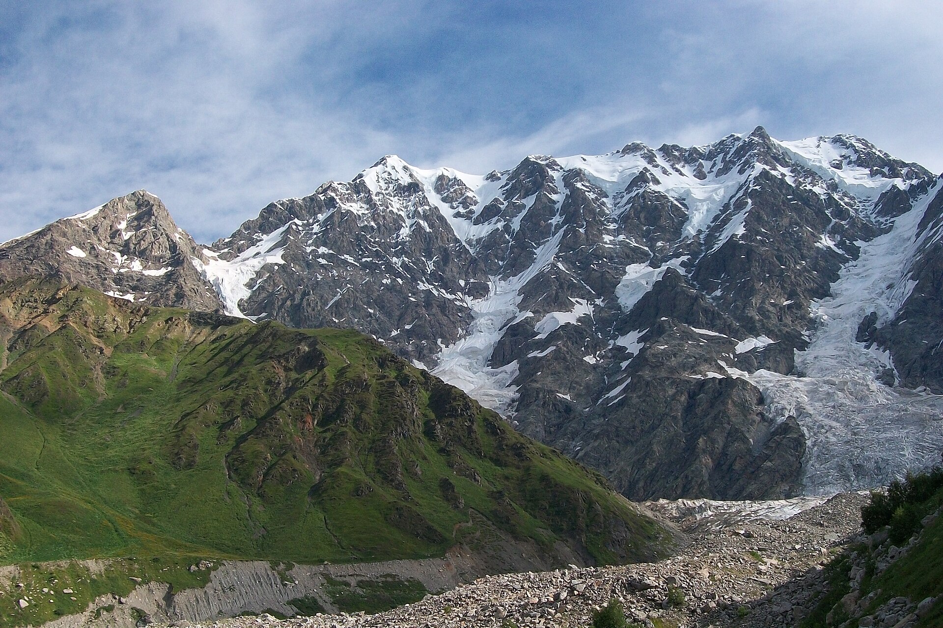 Shkhara au-dessus de la vallée de l'Enguri