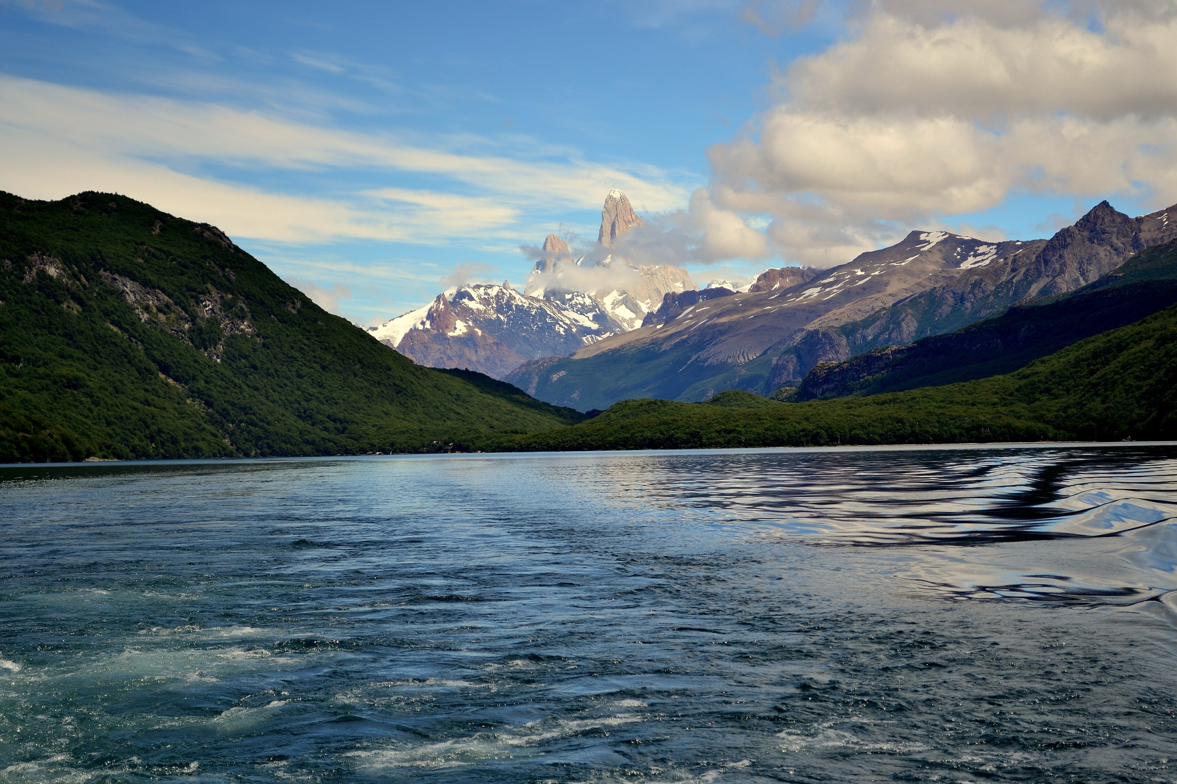 Massif du Fitz Roy vu de l'autre côté du Lago del Desierto, au nord d'El Chaltén