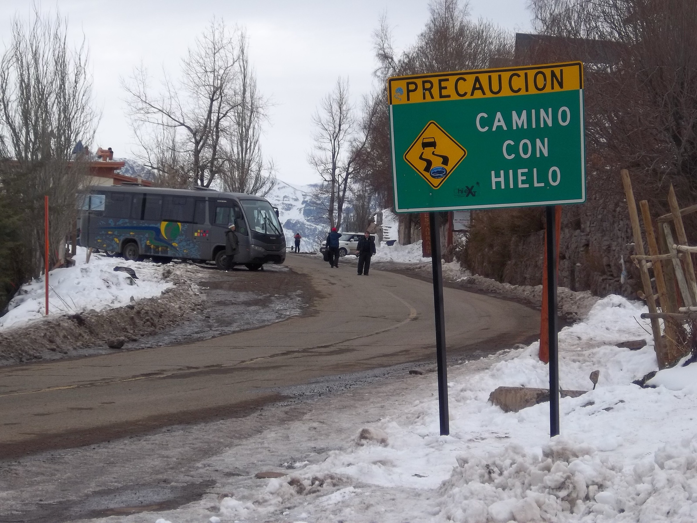 Vue de la route de Farellones vers les stations d'El Colorado et de La Parva dans les Andes centrales au-dessus de Santiago