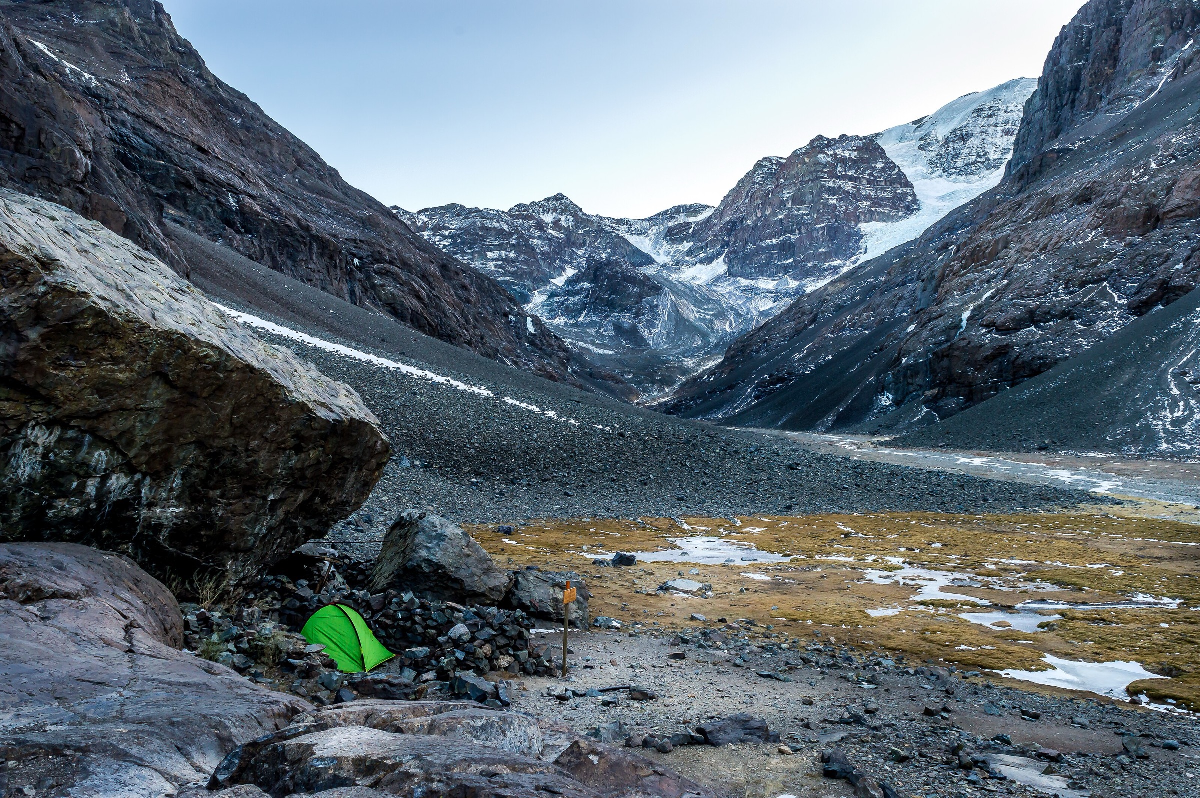 Lumière de fin de journée dans le sanctuaire de Yerba Loca au-dessus de Santiago